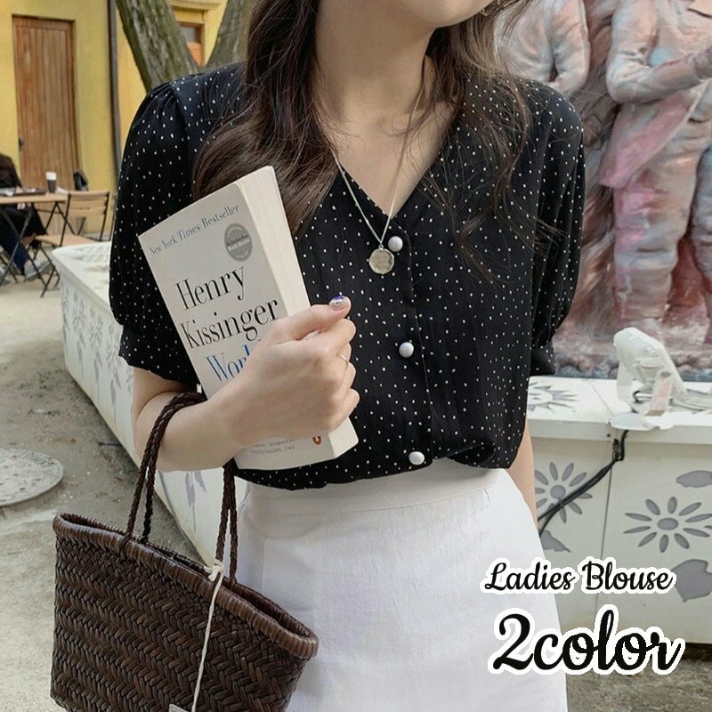 送料無料 ブラウス レディース 婦人服 半袖 前あき トップス Vネック パフスリーブ 水玉柄 ドット柄 シフォン調 おしゃれ かわいい 上品 エレガント 通勤 お出かけ オフィスファッション デイリー 普段使い