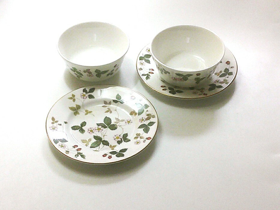 Rakuten - ウェッジウッドWEDGWOOD ワイルドストロベリー 、ワイルドストロベリーカジュアル 　ボウル ・プレート　ペア（ブランドボックス付属）【御結婚御祝・内祝・新築御祝・還暦御祝・御礼・寿・ギフト包装可能】