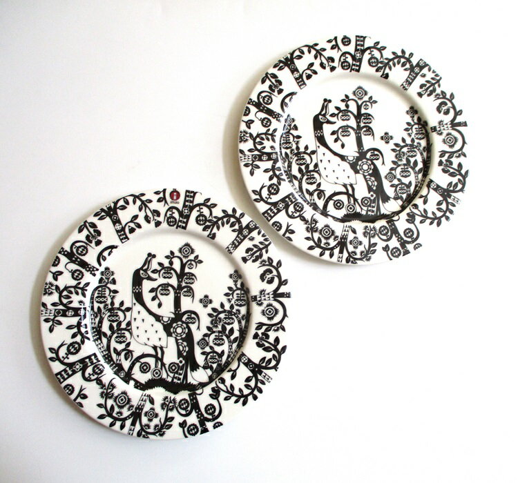 ブランドロゴ入りボックス付属 イッタラiittala タイカTAIKA 22センチプレート2枚セット（ブラック）【御結婚・内祝・新築・還暦御祝・熨斗・ギフト包装可能】