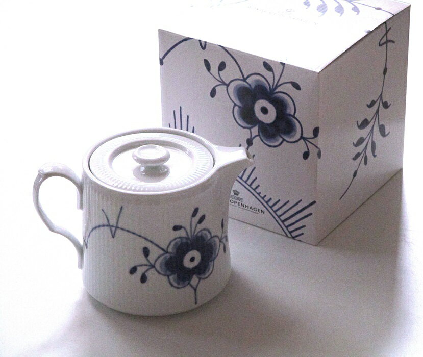 ロイヤルコペンハーゲンROYAL COPENHAGEN　ブルーフルーテッド　メガ　茶漉し付きティ―ポット1059072【北欧ブランド食器】【御結婚御祝・新築・還暦・御礼・ギフト包装可能】