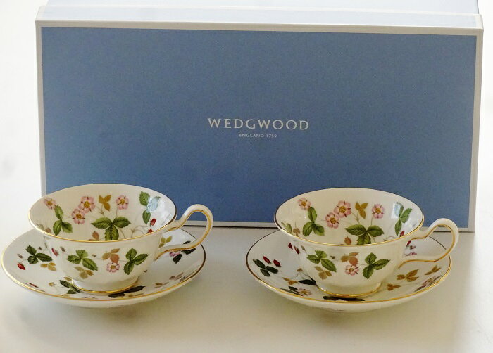 ウエッジウッドWEDGWOOD　ワイルドストロベリー　ティーカップ＆ソーサーピオ二ー　ペア（ブランドボックス付き）【御結婚御祝・内祝・新築御祝・還暦御祝・御礼・寿・ギフト包装可能】