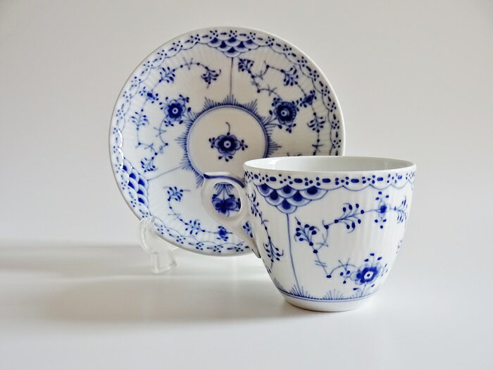 ロイヤルコペンハーゲンROYAL COPENHAGENブルーフルーテッド　ハーフレース102071　コーヒーカップ＆ソーサー【御結婚御祝・内祝・新築御祝・還暦御祝・御礼・寿・ギフト包装可能】