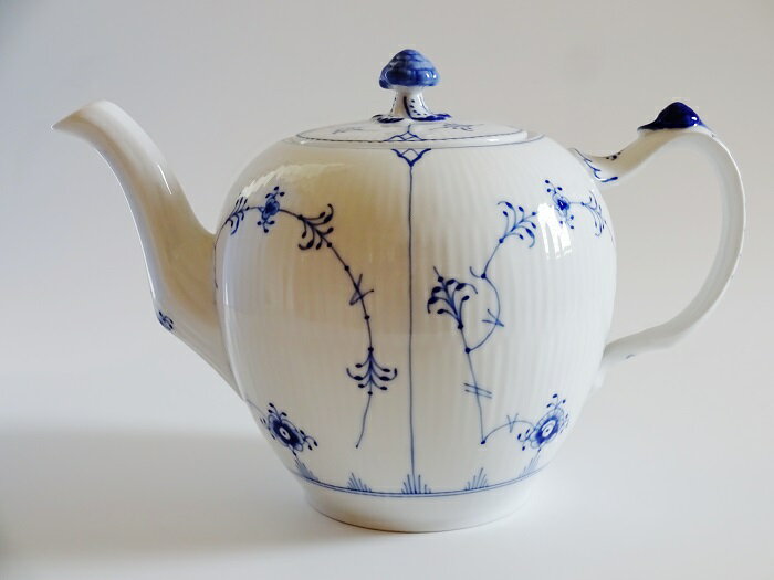 ロイヤルコペンハーゲンROYAL COPENHAGEN　ブルーフルーテッド　プレイン　ティーポットL【御結婚御祝・内祝・新築御祝・還暦御祝・御礼・寿・ギフト包装可能】