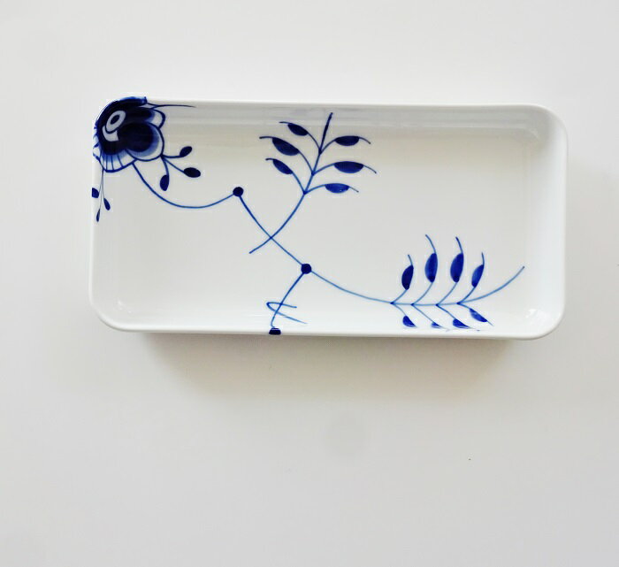 樂天商城 - ロイヤルコペンハーゲンROYAL COPENHAGEN ブルー フルーテッドメガ 長方形トレイ 24cm 2381377【御結婚御祝・内祝・新築御祝・還暦御祝・御礼・寿、普通ギフト包装可能】