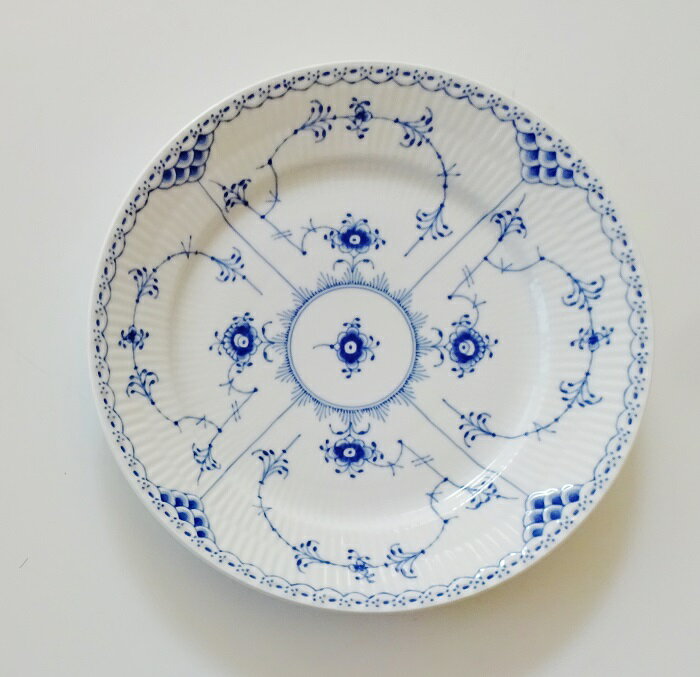 樂天商城 - ロイヤルコペンハーゲンROYAL COPENHAGEN ブルーフルーテッド　 ハーフレース プレート フラット22センチ102-622【御結婚御祝・内祝・新築御祝・還暦御祝・御礼・寿・ギフト包装可能】