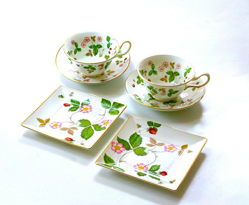ウェッジウッドWEDGWOOD ワイルドストロベリー ティ―カップ＆ソーサー、スクエアトレー　ペアセット（ブランドボックス付属）【菓子皿、ケーキ皿、食器セット、ブランド食器、贈答】【御結婚御祝・内祝・新築御祝・還暦御祝・御礼・寿・ギフト包装可能】