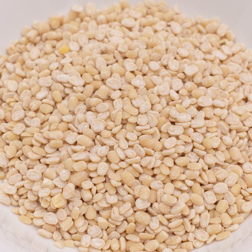 ウラド豆 ウラド豆はウタドダル、毛蔓小豆(ケツルアズキ)とも呼ばれ、 インドではとても有名な豆で、栄養価が非常に高いと言われています。 スープにするととろみがあります。 商品詳細 商品名 ウラド豆　皮なし 原材料名 ウラド豆 内容量 500g 商品形態 常温 賞味期限 365日 保存方法 直射日光、高温多湿を避け、開封後は冷暗所にて密封保存してください。 原産国 ミャンマー、アラブ首長国連邦名称 ◆学名：Lens culinaris　和名は、毛蔓小豆（ケツルアズキ）◆英語名：black gram、vigna mungo　別名：黒緑豆 由来 耐乾性が強く、黒色〜黄緑色の種子を付ける。 インドからバングラデシュ、パキスタン、ミャンマーにかけて分布する、 野生種（リョクトウ（緑豆）と共通祖先）から栽培化されたと考えられている 　 科目 マメ科ササゲ属アズキ亜属 使用方法 インドでは古来より保存食（乾燥豆）として一般的で、 煮たり煎ったり、あるいは粉に挽いて用いられる。また、未熟な莢はサヤインゲンの様に野菜として利用される。