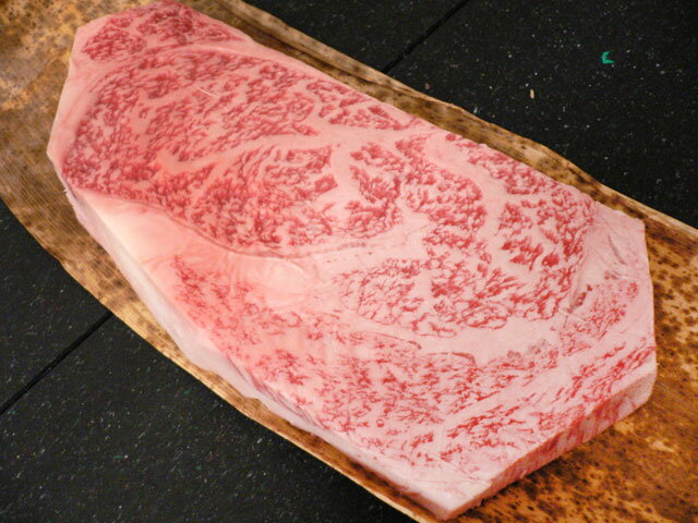 最高級 A5等級 神戸牛リブロースステーキ 1枚 200g【送料無料】【結婚 出産 お祝い 内祝 お中元 お歳暮 ギフト プレゼント 贈り物 お返し 誕生日 記念日 父の日 母の日 敬老の日】【牛肉 神戸ビーフ 黒毛和牛 国産】【A5ランク】神戸牛の証明書付き