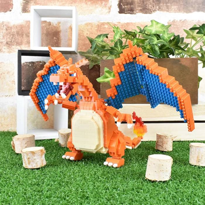 人気の「リザードン」のデラックスサイズ商品。 全長約19cm、デラックスの名に相応しく、作り込まれたフォルム。 ※モニター発色の具合により色合いが異なって見える場合がございます。