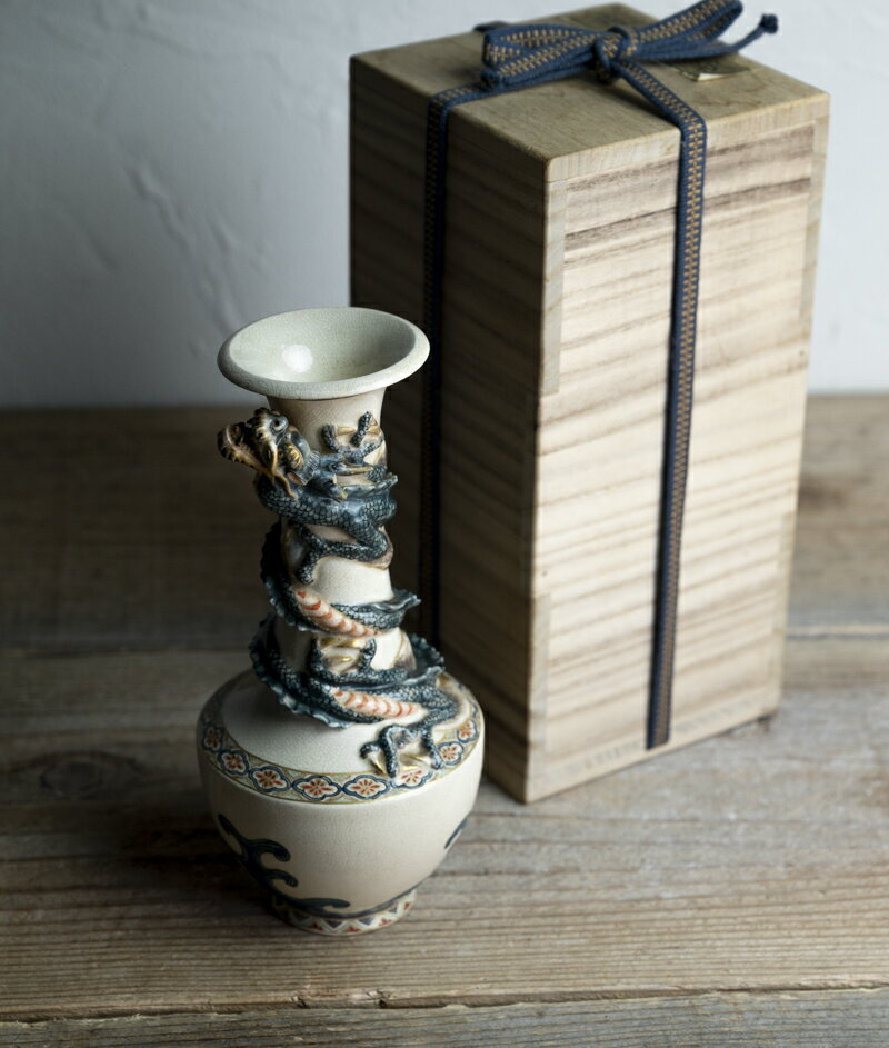 骨董○白薩摩龍巻文瓶○ | 明治時代-19世紀末頃 | 磁器 | 酒器 / 花器【古美術】【骨董】【中古】【3,980..