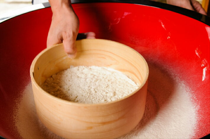 粉と水を混ぜる「水回し」や、こねる作業に必要なこね鉢。重みがあるので、力を入れてこねてもがたつく心配がありません。サイズは、家庭用なら尺5寸(45cm)や尺6寸(48cm)がおすすめ。尺5寸だと約5人前の蕎麦ができます。