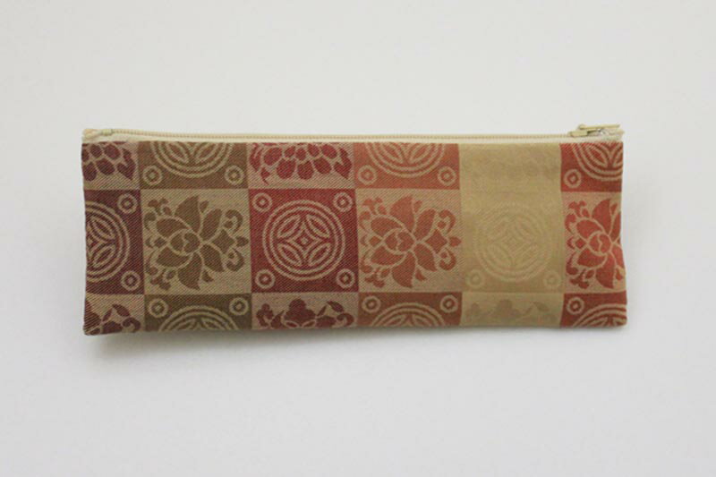 【商品番号】912tcy-957480320010 袋 珠数袋ペンケース型（メン）名物裂 遠州：ブルー 紙箱入 1,960円（税抜） 袋 珠数袋ペンケース型（メン）名物裂 遠州：ピンク 紙箱入 1,960円（税抜） アクリル プラスティックツヤ消ピンク6mm玉子供用ちりめんラップ入笑顔結び 5寸紙箱入 2,150円（税抜） アクリル プラスティックツヤ消アクア6mm玉子供用ちりめんラップ入笑顔結び 5寸紙箱入 2,150円（税抜） アクリル プラスティックツヤ消グリーン6mm玉子供用ちりめんラップ入笑顔結び 5寸紙箱入 2,150円（税抜） 袋 珠数袋二つ折（錦織） 地味目 ※柄選べません 紙箱入 2,020円（税抜） 袋 珠数袋二つ折（錦織） 派手目 ※柄選べません 紙箱入 2,020円（税抜） ガラス 20面切子7mm玉片手プラスティック仕立人絹新松 7寸紙箱入 1,890円（税抜） ガラス 20面切子7mm玉片手プラスティック仕立人絹新松 7寸紙箱入 1,890円（税抜） 形状：ペンケースタイプサイズ：男女片手念珠・女性用二輪念珠用留具：有（ファスナー）包装：PPセロハン巻「遠州」大名茶人として有名な小堀遠州が好んで所持していたことからこの名称がつきました。市松模様の各々の枡の中に七宝と二種の花柄を互の目に配しています。 ◆商品詳細 サイズ 概寸：縦6.5cm×横18cm 素　材 表地：綿、裏地：綿ファスナー付 生産地 日本