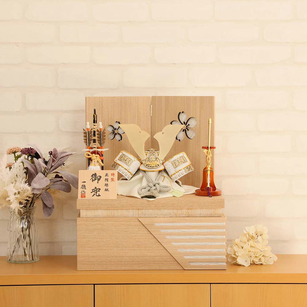 五月人形 兜飾り コンパクト 横幅38cm 収納飾り さくら桐箱収納飾り 白 白金 白銀 大鍬 8号兜 8号 兜 おしゃれ インテリア モダン 収納兜二曲屏風セ...