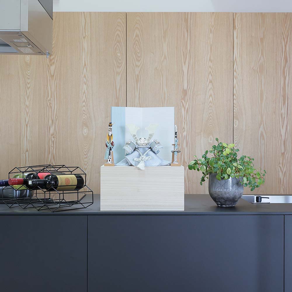 五月人形 選べる 兜飾り コンパクト 横幅38cm 収納飾り 桐箱飾り 白 パステル 大鍬 7号兜 7号 兜 白 おしゃれ インテリア モダン 収納兜二曲屏風セ...