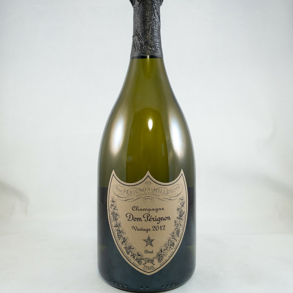 MHD モエ ヘネシー ディアジオ Dom Perignon&nbsp; シャンパン ギフト 御祝 御歳暮 2013年&nbsp;ドン ペリニヨンは、単一年に収穫された、最高品質の葡萄のみから造られるというヴィンテージに対するこだわりを持っています。それぞれの収穫年の特徴を読み解き、ヴィンテージごとに新たなる価値を見出します。収穫された葡萄の品質がドン ぺリニヨンの基準に満たない場合は、その年のヴィンテージが発表されることはありません。 地下セラーで最低8年間熟成させた後、ドン ペリニヨンは完璧なバランスを手に入れます。これこそがドン ペリニヨンであり、それは完成されたハーモニーです。2013年の気候は、春から雨が多く、開花も遅れた年だった。夏は記録的な暑さと乾燥に見舞われ、ブドウが生育。9月の収穫前に強い日照と強風にさらされた結果、糖度と酸度の両方が高いブドウができあがった。 ユーカリやミントなどグリーン系の香気に加え、アプリコットなど複数のイエローオレンジ系の香り、そしてペッパーやカルダモンといったブラウン系の香りが絡み合い、塩味と燻製が広がる。産地：フランス/シャンパーニュ品種：非公開容量：750ml