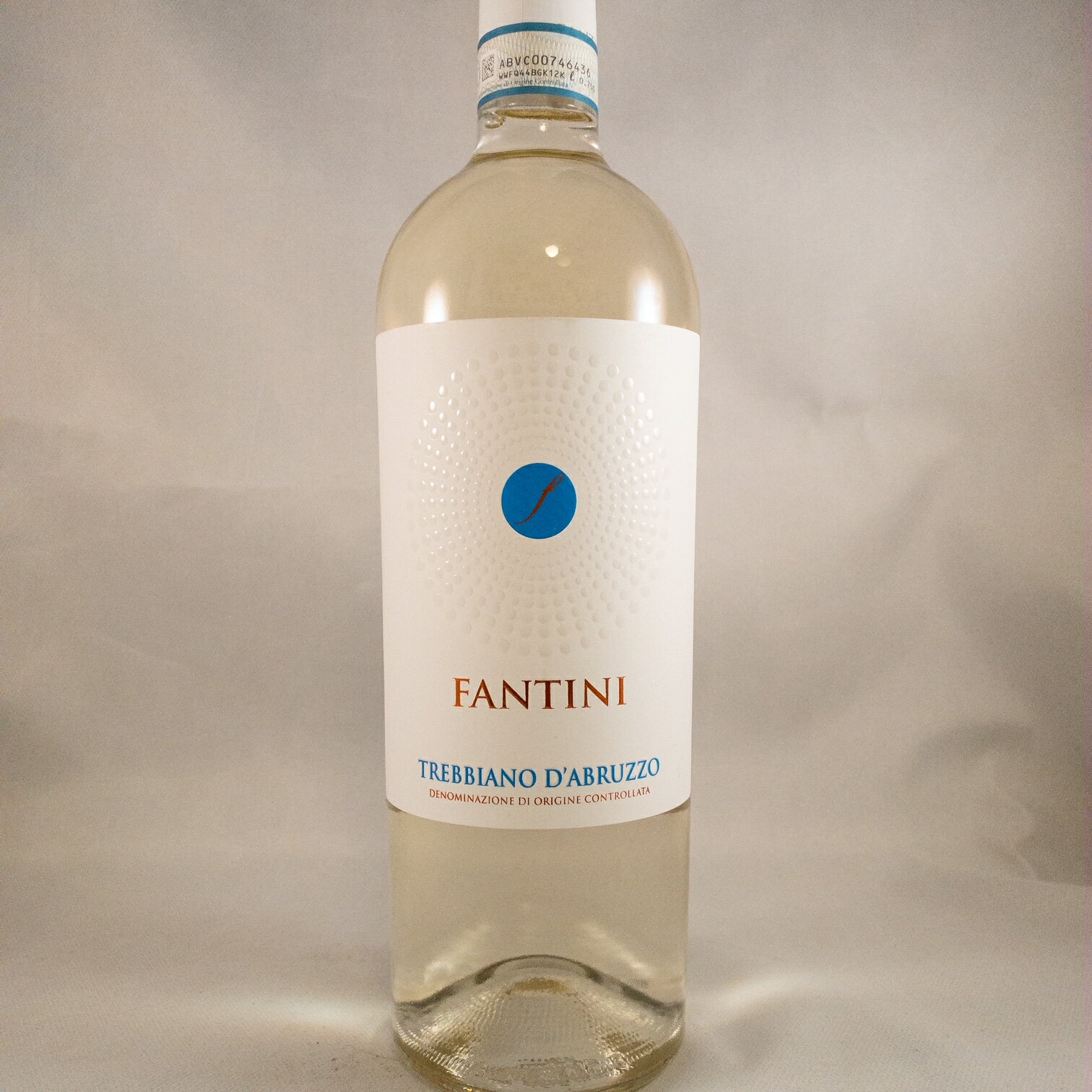 Fantini Trebbiano d`abruzzoファンティーニ　トレビアーノ　ダブルッツォ少し緑がかった透明感のある淡黄色。柑橘類フルーツの皮、白い花、百合の香り。きりっとした酸があり、角がなく雑味がないため、クリーンな印象です。夏みかんを食べているような甘酸っぱい果実味がとても爽やかです。この価格からは信じられないほどの内容のあるワインで、フレッシュさを味わうワインとして是非オススメします。タイプ：白/辛口生産地：イタリア/アブルッツォ品種：トレッビアーノ100％容量：750ml