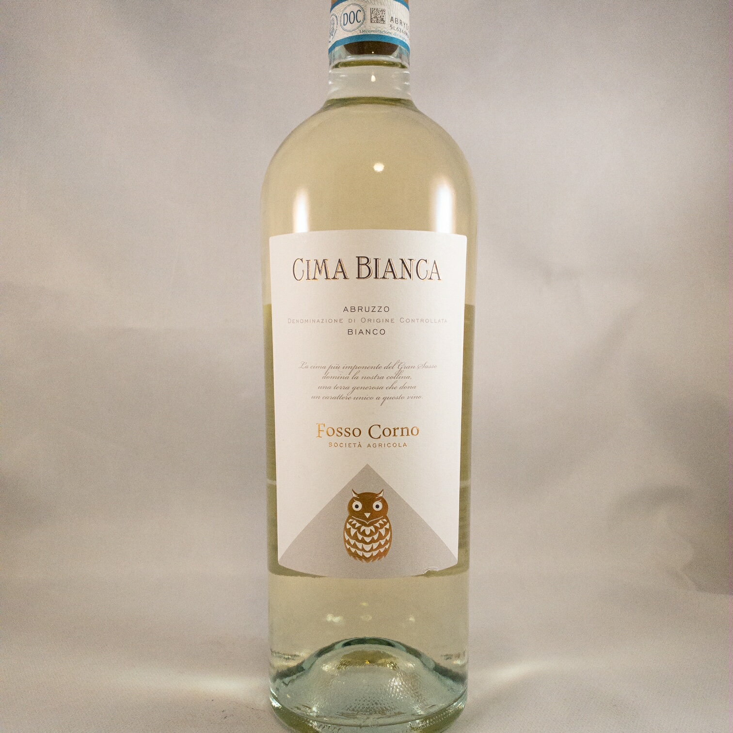 CIMA BIANCA生産地　アプルッツオ州生産者　フォッソ・コルノ品種　　シャルドネ50%　ソーヴィニヨン50%容量　　750ml&nbsp; &nbsp;アペニン山脈最高峰グランサッソの雪に覆われた頂上（CIMA　BIANCA）をイメージして造られた 清涼感のあるワイン。もちろん、ステンレスで造られたフレッシュな味わいです。白いラベルからフクロウをくり抜いたデザインが可愛らしいボトルです！　