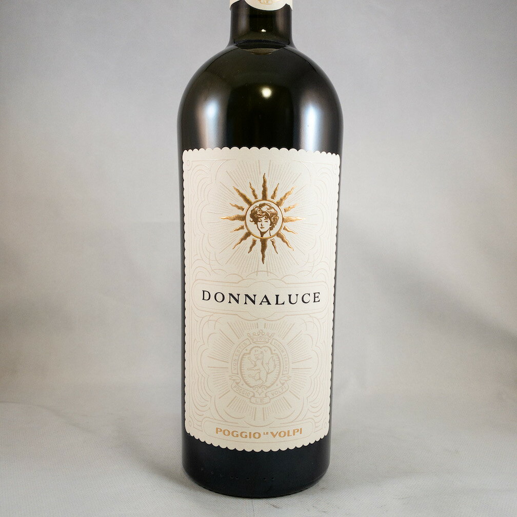 Poggio Le Volpi Donnaluce 白ワイン イタリアポッジョ レ ヴォルピ　ドンナルーチェ このワインの主体であるマルヴァジア・デル・ラッツィオはイタリアの地品種で、白桃や杏子のような香りを持ち、トロっとした酒質と高いヴォリュームを持つアロマティックなワインに仕上がります。 外観は麦わらがかった濃いイエロー。樽熟成に由来するアーモンドやバニラの甘やかな風味が感じられ、厚みのある果実味が押し寄せてきます。 味わいは力強く、非常にエレガント。ブレンドされているグレコの凛とした酸に、シャルドネのふくよかさが見事に調和した、バランスの良いワインです。 産地：イタリア/ラツィオ 品種：マルヴァジア・デル・ラツィオ60%、グレコ30%、シャルドネ10% 容量：750ml