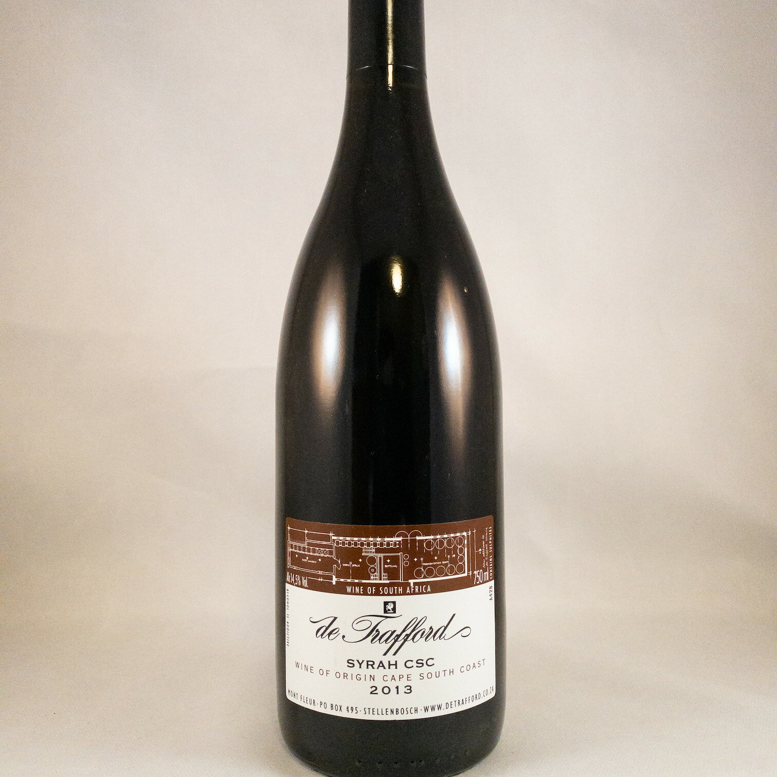 de Traffords&nbsp; SYRAH CSC 2013生産地　南アフリカ / ウエスタン・ケープ ケープ・サウス・コースト品種　　シラー 100%容量　　750ml&nbsp;赤スグリやチェリーの果実味を持ち、石灰土壌由来のミネラル感や白コショウやアニスの香りを纏います。滑らかでいてドライなタンニンと共に豊かな果実味が鮮やかに広がります。　