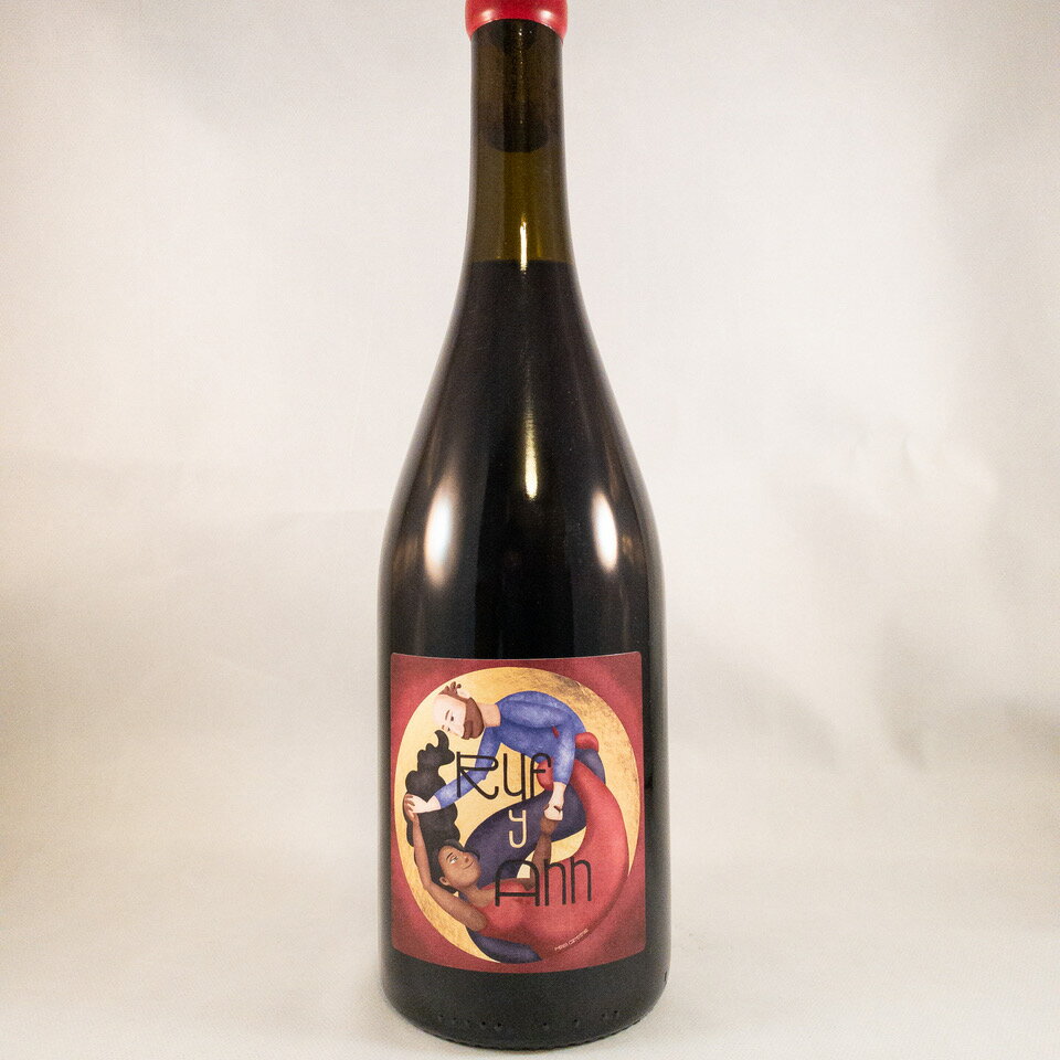 Micro Bio Wines 　RvFiAn Rufete&nbsp; MBioワインズ　 &nbsp;ルフィアン・ルフェテキュヴェ名の「ルフィアン」とはスペイン語で「泥棒」の意味です。スペインにおいても希少な黒ブドウ品種である ルフェテ種を用いた珍しい赤ワインです。スペイン内陸カスティーリャ・イ・レオン州サラマンカ県ミランダ・デル・カスティニヤール村の地ブドウで、ワインは 柔らかでエレガントな印象の赤い色合いで、酸度が高く、とても華やかなアロマを持ちます。 【区画】標高が高く、他の地で採れるルフェテと比べて高い酸を保てる2区画【発酵】区画ごとに分け、繊細なアロマを持つブドウ品種のため手と足で優しくゆっくりとピジャージュを行いながら、野生酵母による自然発酵を促します。生産本数】1500本タイプ：赤&nbsp;/ ミディアムボディ生産地：スペイン / セゴビア品種：ルフェテ種 容量：750mlスペインのセゴビア地方で今最も注目を集めている生産者 当社スタッフも一撃されました！！ Micro Bio Wines&nbsp; ミクロ・ビオ・ワイン 徹底して自然と共生し、サスティナブルな農法を用いて驚くほど高樹齢のブドウを育てており、 SO2をほぼ使用しないナチュラルな造り手です。 &nbsp; 当主のイスマエル・ゴザロ氏は代々ブドウ栽培を手掛けるヴィニュロン(ワイン生産者)の家系の5代目で、 今年2020年でヴィニュロンとして28回目の収穫を迎えました。 所有する畑から採れるブドウの60%は売却しており、特に優れた区画のブドウのみを自社用に使用しています。 &nbsp; 自社畑の広さは28.5haにも及び、そのほとんどに白ブドウのヴェルデホが植えられており、 主に白ワインを中心としたキュヴェを手掛けていますが、世界中でひっぱりだこの微発泡 「ペット・ナット」や、醸し(スキンコンタクト)による美しい色合いの個性的なキュヴェ、 希少な黒ブドウ品種、ルフェテによる赤ワインにも定評があります。 畑は全て徹底した無農薬で管理されており、有機農法の認証を受けていますが、あえてワインの ラベルには「オーガニッ ク」の言葉を表示しておりません。 &nbsp; イスマエル氏は、フランス・ジュラ地方のビオディナミの雄「ドメー ヌ・フランソワ・ガヌヴァ」の 当主ガヌヴァ氏と親交があり、ワイン造りに対するフィロソフィーを彼と共有しています。 ちなみにフランス国内では、アンヌ・ガヌヴァ女史が「ミクロ・ビオ・ワインズ」のインポーターを務めています。 &nbsp;