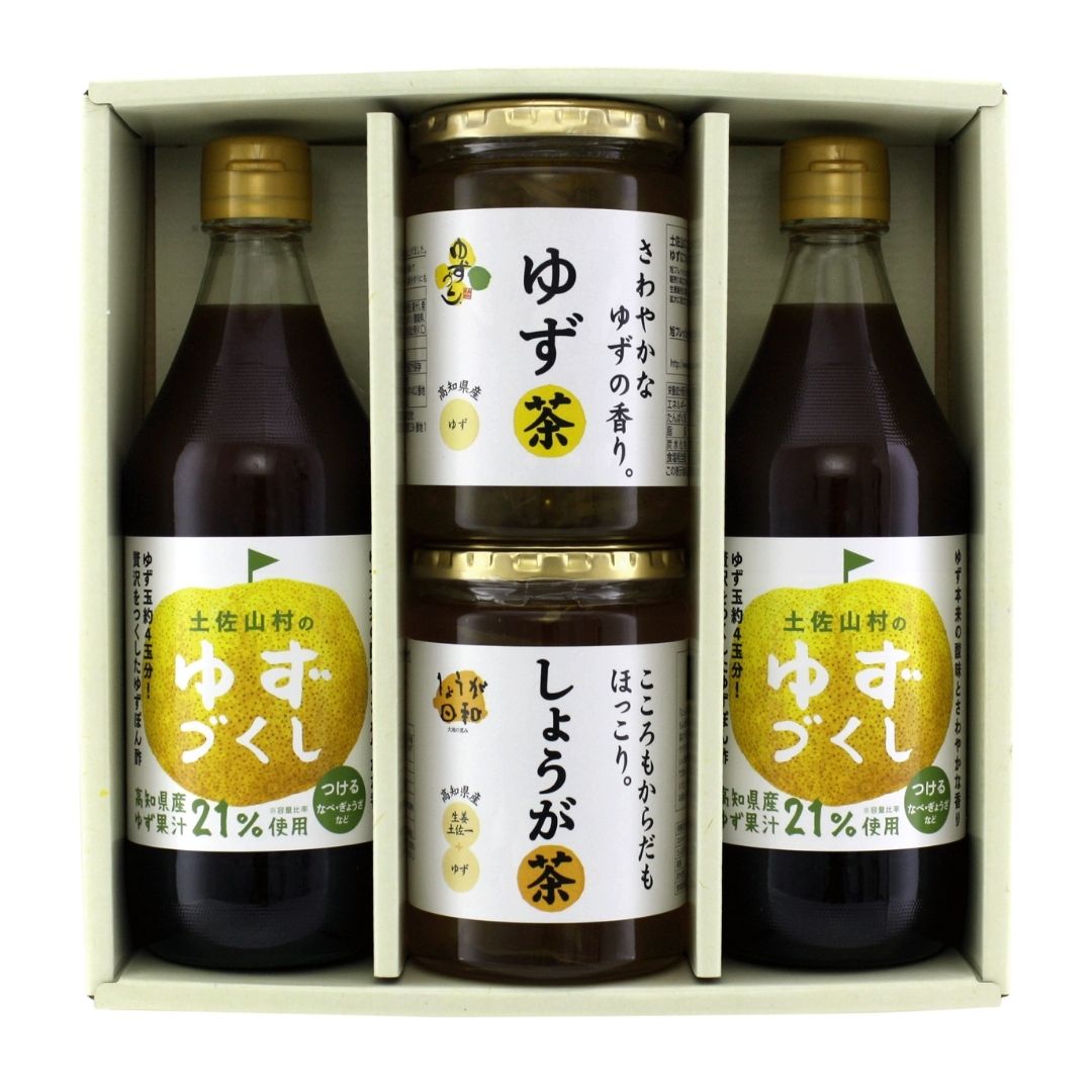 名称 ゆずぽん酢&ゆず茶＆しょうが茶 原材料 【ゆずづくし】本醸造しょうゆ(大豆・小麦を含む、国内製造)、醸造酢、ゆず果汁、砂糖、食塩、かつおだし、酵母エキス／調味料(アミノ酸等)【ゆず茶】砂糖（国内製造）、ゆず(果皮、果汁)、希少糖含有シロップ、はちみつ／酸味料、ゲル化剤(ペクチン)、酸化防止剤(V.C)【しょうが茶】精製はちみつ(国内製造)、希少糖含有シロップ、生姜、生姜汁、ゆず果汁／ゲル化剤(ペクチン) 内容量 ゆずづくし500ml×2ゆず茶430g×1しょうが茶425g×1 賞味期限 ぽん酢・ゆず茶360日／しょうが茶540日 保存方法 常温 製造者 【ゆずづくし】キユーピー醸造株式会社滋賀県愛知郡愛荘町東円堂533-3【お茶2品】北川村ゆず王国株式会社高知県安芸郡北川村加茂236-1