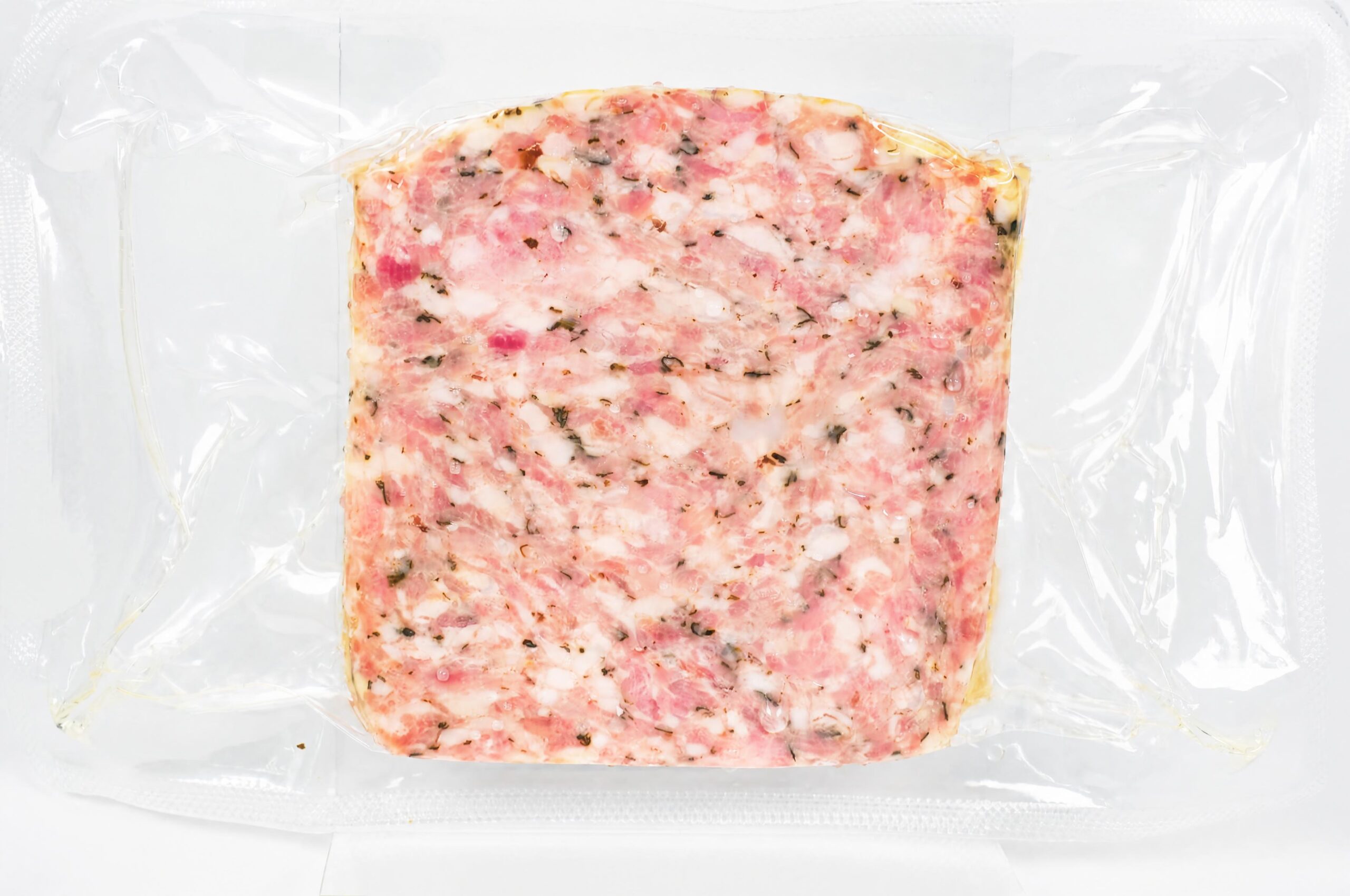 きめ細かく練り上げたお肉を型に詰めて焼き上げた、ドイツで親しまれている「ケーゼ」にバジルを加えました。 ひと口食べると、肉の旨みとジューシーな味わいに、バジルの爽やかで香り高い風味がふわっと広がります。 そのままスライスして楽しむのはもちろん、フライパンで焼けば表面は香ばしく、中はふんわりジューシー。 バジルの香りがより引き立ち、ビールやワインのおつまみにもぴったりです。 パンに挟んでサンドイッチにしたり、目玉焼きと合わせて朝食にしたり、ピザやパスタの具材として使ったりとアレンジも自在。 焼くだけで手軽にごちそうになる、バジル香るお肉のおいしさ。 いつものハムやソーセージとはひと味違う、香り豊かな「バジルケーゼ」をぜひお楽しみください。 1枚当たりのサイズ（縦 約9cm/横 約8cm/厚さ 約2cm）きめ細かく練り上げたお肉を型に詰めて焼き上げた、ドイツで親しまれている「ケーゼ」にバジルを加えました。 ひと口食べると、肉の旨みとジューシーな味わいに、バジルの爽やかで香り高い風味がふわっと広がります。 そのままスライスして楽しむのはもちろん、フライパンで焼けば表面は香ばしく、中はふんわりジューシー。 バジルの香りがより引き立ち、ビールやワインのおつまみにもぴったりです。 パンに挟んでサンドイッチにしたり、目玉焼きと合わせて朝食にしたり、ピザやパスタの具材として使ったりとアレンジも自在。 焼くだけで手軽にごちそうになる、バジル香るお肉のおいしさ。 いつものハムやソーセージとはひと味違う、香り豊かな「バジルケーゼ」をぜひお楽しみください。 1枚当たりのサイズ（縦 約9cm/横 約8cm/厚さ 約2cm）