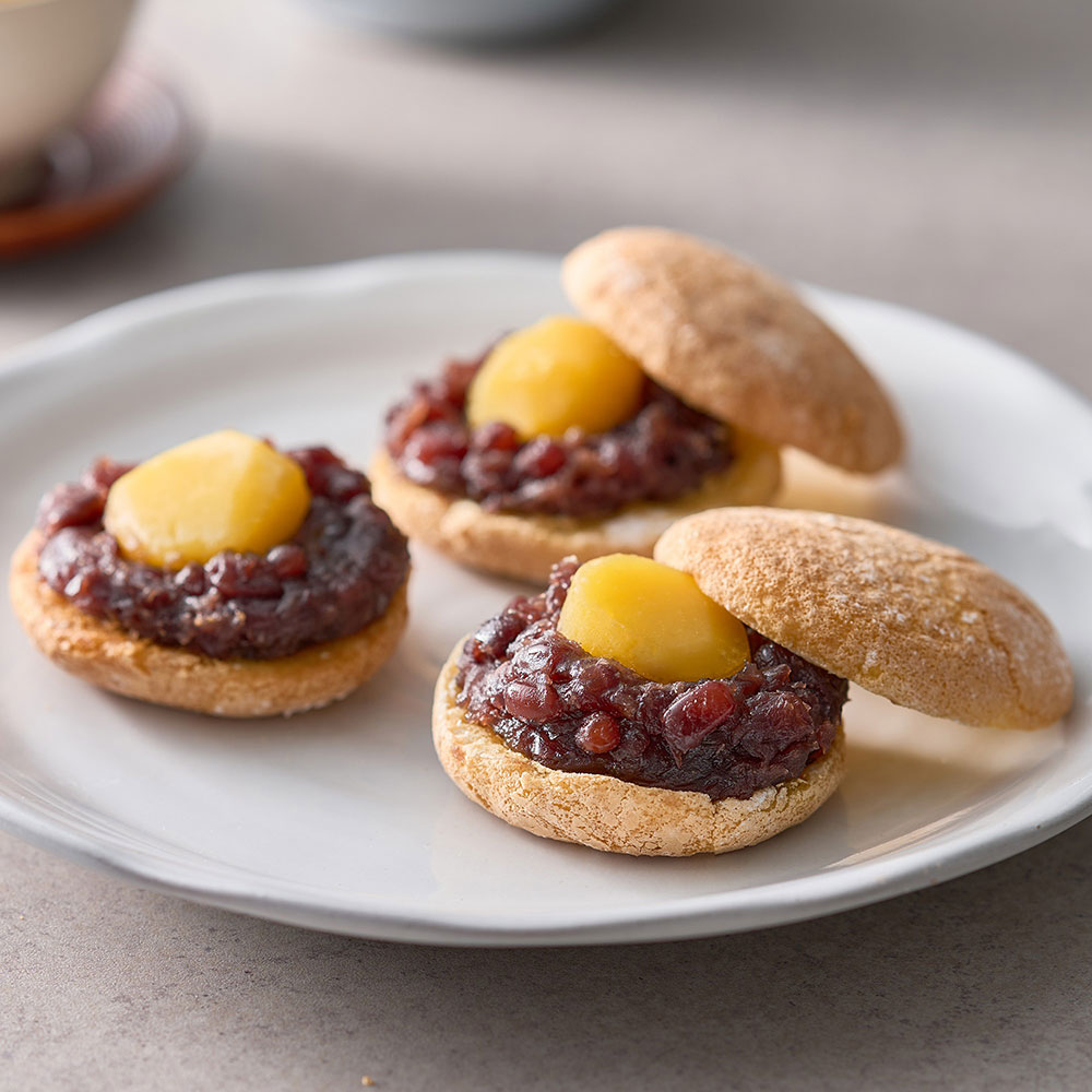 洋菓子を思わせる外観に和風の味わいの組合せ。ふんわりも歯ごたえも実現するという贅沢を極み。さらに栗は丸ごと一粒使用で高級感を増しました。ふんわり和風ブッセでつぶあんと栗をはさみました。柔らかさと歯ごたえの両方を味わえる和菓子職人もうならせた...