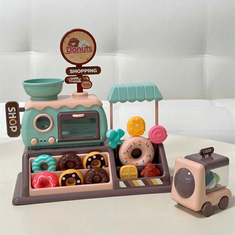本物そっくりのおいしそうなドーナツやスイーツがいっぱい！ABS樹脂製の安全で頑丈なキッチンとミニチュアマーケットで、お子様の夢のドーナツショップオーナーが始まります！ ◆ まるで本物みたい！楽しいアイテムがいっぱい ◆ カラフルなドーナツ＆スイーツ： 見た目もかわいい、ABS樹脂製のシミュレーション食品（ドーナツ、ケーキなど）。つまんで、並べて、お店屋さんごっこを楽しめます。 お金のやりとりも学べる！： 紙幣（お札）とコインのセット付き！レジスターでのお会計やお金の管理を通じて、数の概念や社会性を自然に養えます。 本格的なキッチンセット： レンジ、収納棚など、小さなシェフ気分を味わえるキッチン設備。ドーナツ作り（ごっこ）に没頭できます。 ミニスーパーマーケット： 商品棚や小さなカートで、スイーツマーケットの店員さんやお客さん役も楽しめます。ごっこ遊びの幅が広がります。 かっこいいデリバリーカー付き！： お店で作った（ごっこの）ドーナツを運べるデリバリーカー付き！おうちの中やお友達にお届けごっこで、遊びの世界がさらに広がります。 ◆ 大切なお子様のために ◆ 安全設計： 主な素材は子供用玩具に適した高品質なABS樹脂。角の丸い設計で安心です。 丈夫で長持ち： ABS樹脂は耐久性に優れ、活発な遊びにも耐えます。 対象年齢の目安： 3歳頃〜 (小さな部品がありますので、保護者の方のご判断とご指導をお願いいたします。) ◆ 遊びながら育つ ◆ 想像力?創造力： オリジナルのドーナツショップやマーケットの世界を創造し、自由な物語を生み出します。 社会性?コミュニケーション力： お店屋さん、お客さん、配達員など様々な役割を演じ、お友達や家族とやり取りする楽しさを学びます。 指先の器用さ： 小さなドーナツやお金を扱うことで、手指の巧緻性が育まれます。 数の概念： お金を使ったやり取りが、簡単な数や計算への興味のきっかけになります。 楽しいおままごと?ごっこ遊びの世界へ、お子様をお招きください！