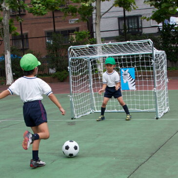 サッカーゴール幼児折りたたみ式（2台1組）保育園 幼稚園 保育所 こども園 園児 学童 運動 体育 室内 室外 屋内 屋外 子ども おもちゃ 遊び 基礎体力 身体づくり 全身運動 子供 イベント ゲーム 日本製 脚力 キック力 遊具 折り畳み 的付き