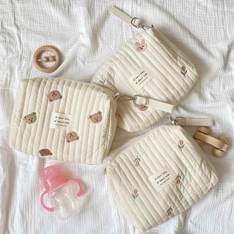 おむつポーチ 哺乳瓶ポーチ マルチポーチ 出産祝い ベビーグッズ ママバッグ 大容量 ベビーカーポーチ 刺繍ポーチ 登園グッズ シンプル かわいい お出かけグッズ 着替えバッグ ベビー 新生児 キルティングポーチ 持ち運び ヌビバッグ 離乳食ケース
