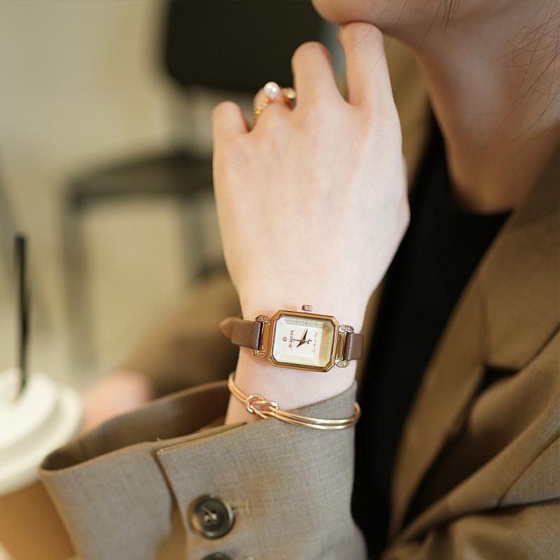 腕時計 レトロ 本革 レザー スクエア クォーツ アナログ レディース ウォッチ グレー ブラウン 小さめ シンプル 職場 オフィス ビジネス OL 通勤 多用途 大人 おしゃれ 30代 40代 50代 60代 休日 おでかけ 定番 ギフト...