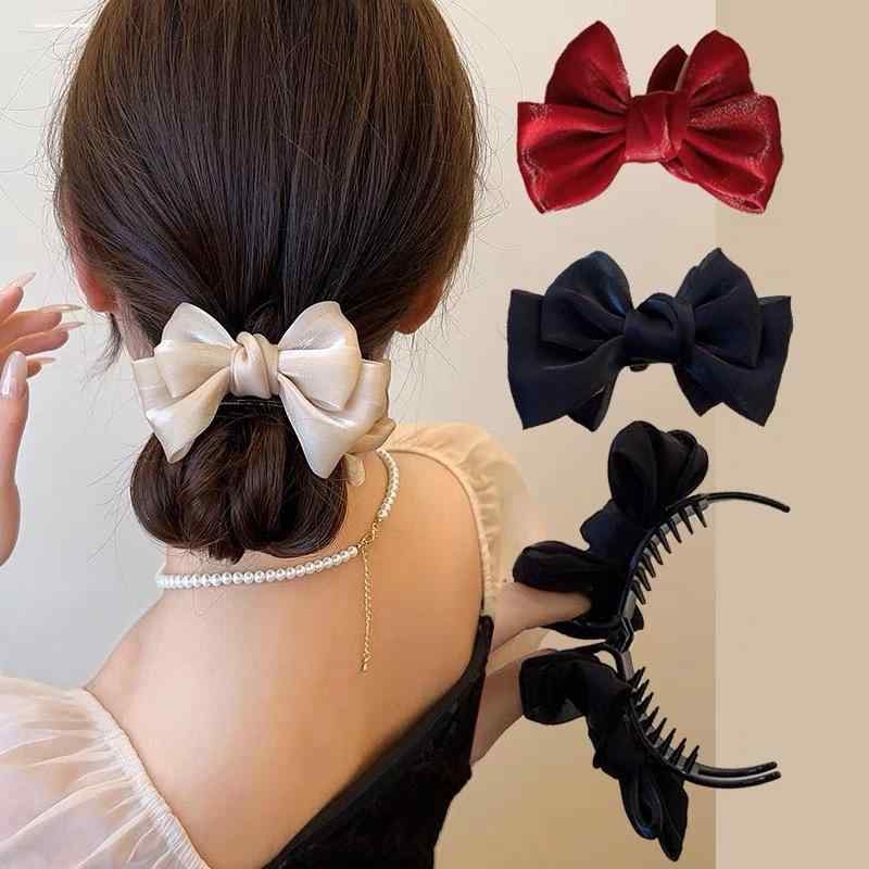 ヘアアクセサリー レディース 髪留め バナナクリップ サテン リボン 大きめ 光沢感 上品 かわいい おしゃれ エレガント 黒 ベージュ まとめ髪 仕事 オフィス 普段使い 学校 プレゼント 結婚式 入学式 卒業式 同窓会 デート パーティー 韓国【商品詳細】◆カテゴリー：へアクリップ◆カラー： ブラック、ベージュ、シャンパン◆サイズ：8cm