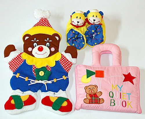 ************************************************ ☆"プレシャスギフトfor Your Baby!!"☆ ************************************************ &#10047;New! 英語刺しゅう版のMY QUIET BOOKベア ピンク!! &#10047;ソフトでカラフルなパーツを使って&#10047;たのしい指先あそびのレッスン!! &#10047;日常の生活習慣を一歩一歩学ぶことができるはじめてのレッスンブックです。 &#10047;全12ページには興味をひきつけるしかけが各ページに満載!! &#10047;温かなぬくもりを感じながら思考力も豊かに育っていきます。 ◎対象年齢:3歳以上 ◎サイズ:24x18x4cm(取っ手含まず) ◎素材:ポリエステル・綿/中綿(ポリエステル）他 ◎仕様:3方ファスナー開閉 ◎ブランド:キッズパワーKIDS POWER ◎内容:全12ページ PAGE 1 BUTTTON THE FLOWERS "お花のボタン留め" PAGE 2 ZIP WHAT'S INSIDE? "てんとう虫のファスナー開閉" PAGE 3 MATCH MY COLORS "パレットの色あわせ page 4 SNAP ME ON MY SHAPES "スナップ留めかたち合わせ" page 5 LACE THE SHOE"くつひも結び page 6 COUNT MY WHEELS "車輪1〜10の数字をかぞえて" page 7 PUT SOMETHING IN MY CAR "マスコット人形をきしゃに乗せて!! page 8 BUCKLE MY BELT "ベルトのバックル留め" page 9 STOP WAIT GO "ベルクロ付き交通標識信号" page10 FEELY FINGERS "4種類の布地にさわって感じて" page11 PUT YOUR HAND INTO MY MITTEN "ミトンに手を入れて!" page12 WHAT TIME IS IT?"何時かな?" ♪クラウンベアのハンドハペット レッスントイ!! ♪ベアの背中から手を入れてハンドパペット。 ♪ボタンはめ、ひも遊び、面ファスナー留め等のレッスンができます。 □年令:2歳以上 □サイズ:20x4x25cm □素材:ポリエステル・綿 □素材:中綿(ポリエステル100%) ♪おまけは、セーラーベアのルームシューズ!! ♪歩き始めのよちよち歩きにはすべり止めがついているので安心なルームシューズ。 ♪アニマルの顔もアンヨの声援。 ♪電車やバスでお出かけの時にはシューズカバーとして。 他の乗客の迷惑にならないための心づかいもエチケットです。 &#10047;素材:ポリエステル・綿　(底)PVC &#10047;サイズ:13cm ♪ご出産の御祝として!! ♪お誕生日プレゼントとして!! ♪たのしく遊んでレッスン!! ♪お贈りしてお喜びいただけるジョイフルハート!************************************************ ☆"プレシャスギフトfor Your Baby!!"☆ &#10047;"小さな才能に花が咲く!!"&#10047; ************************************************ ♪プレイ&ラーンギフトセットは、お買い得!! ♪MY QUIET BOOK ベアとハンドパペットのレッスントイ!! ♪おまけ付きルームシューズのうれしいセットです!! ♪たのしく遊びながらたのしいレッスン!! ♪お喜びいただけるハートフルプレゼントを贈り物として!!