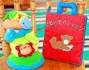 ************************************************ ☆"プレシャスギフトfor Your Baby!!"☆ ************************************************ ♪布絵本"はじめてのレッスン"!! &#10047;ハンドキャリーつきバッグタイプ!! &#10047;お子様のお気に入りの楽しいレッスンと指先あそび。 &#10047;とけい遊び・ボタンはめ・くつひもむすび・ファスナー開閉などはじめてのレッスンとして最適です。 &#10047;MY QUIET BOOK の日本語版 &#10047;全8ページ □対象年令:2歳から □サイズ:23x4x24cm □素材:ポリエステル・綿　 □素材:中綿（ポリエステル100％） ♪スタッキングトイ・ジャングルアニマル　ラトル入り!! &#9728;やしの木に登らせて、4個の動物を重ねるユニークなスタッキング・トイ!! &#9728;アニマルはソフトな布のラトル入りです。 &#9728;ライオンの胴体は"しかく"*やさしい静かなリンリン・・・・ &#9728;カバの胴体は"まる"*顔を押すとキュッキュッ・・・ &#9728;ワニの胴体は"ながしかく"*明るい元気なリンリン・・・・・ &#9728;キリンの胴体は"三角形"*大きな音のガラガラ・・・・・・ ○色・かたちの概念を学び・音を認識します。 ○ツリー(やしの木)に動物のリングを積み重ねる等、たのしい遊びが広がります。 &#10047;内容:やしの木/1本・アニマル 4個 &#10047;対象年令:6ヶ月以上 &#10047;サイズ:18x18x27cm（やしの木）・ライオンで16x4x13cm ♪ご出産の御祝ギフトとして!! ♪お誕生日プレゼントとして!! ◎ブランド:キッズパワーKIDS POWER************************************************ ☆"プレシャスギフトfor Your Baby!!"☆ &#10047;"小さな才能に花が咲く!!"&#10047; ************************************************ ♪ご出産の御祝として!!お誕生日プレゼントとして!! ☆うれしいクリスマスプレゼントとして!! ♪布絵本はじめてのレッスンと ♪ラトル入りアニマルのスタッキング・プレイ!! ♪スマイルギフトセットは、お買い得です!!