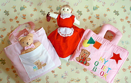 ************************************************ ☆"プレシャスギフトfor Your Baby!!"☆ ************************************************ &#10047;New! 英語刺しゅう版の"MY QUIET BOOKベア ピンク"!! &#10047;ソフトでカラフルなパーツを使って&#10047;たのしい指先あそびのレッスン!! &#10047;日常の生活習慣を一歩一歩学ぶことができるはじめてのレッスンブックです。 &#10047;全12ページには興味をひきつけるしかけが各ページに満載!! &#10047;温かなぬくもりを感じながら思考力も豊かに育っていきます。 ◎対象年齢:3歳以上 ◎サイズ:24x18x4cm(取っ手含まず) ◎素材:ポリエステル・綿/中綿(ポリエステル）他 ◎仕様:3方ファスナー開閉 ◎ブランド:キッズパワーKIDS POWER ◎内容:全12ページ PAGE 1 BUTTTON THE FLOWERS "お花のボタン留め" PAGE 2 ZIP WHAT'S INSIDE? "てんとう虫のファスナー開閉" PAGE 3 MATCH MY COLORS "パレットの色あわせ PAGE 4 SNAP ME ON MY SHAPES "スナップ留めかたち合わせ" PAGE 5 LACE THE SHOE"くつひも結び PAGE 6 COUNT MY WHEELS "車輪1〜10の数字をかぞえて" PAGE 7 PUT SOMETHING IN MY CAR "マスコット人形をきしゃに乗せて!! PAGE 8 BUCKLE MY BELT "ベルトのバックル留め" PAGE 9 STOP WAIT GO "ベルクロ付き交通標識信号" PAGE10 FEELY FINGERS "4種類の布地にさわって感じて" PAGE11 PUT YOUR HAND INTO MY MITTEN "ミトンに手を入れて!" PAGE12 WHAT TIME IS IT?"何時かな?" ♪ベビーズバッグ　"クローリングベア"!! ♪お出かけに便利なベビーズバッグです。 ♪かわいいおしゃれなバッグにマット、エプロン、ラトル入り。 ♪刺しゅう入りのクローリングベアです!! ◎素材:ポリエステル・綿・中綿（ポリエステル） ◎サイズ:バッグ25x8x20cm/マット40x45cm ♪うれしいおまけは、変身人形赤ずきんちゃん!! &#10047;大人気の変身人形赤ずきんちゃんが一人で二役するおはなしの世界。 &#10047;物語の登場人物を、空想しながら語りかけてみましょう。 &#10047;子どもの心を豊かにはぐくむ手作り人形は、とっておきの宝物です。 &#10047;本の読み聞かせと同じくらいに親子の絆が結ばれます。 ♪遊び方♪ ◎赤ずきんちゃんのドレスのすそをめくります。 ◎おばあさんへ変身します。 ◎おばあさんのフードをめくるとおおかみが現れます。 ●対象年令:2歳以上 ●素材:ポリエステル・綿 ●サイズ:30X15X26cm ♪ご出産の御祝として!! ♪お誕生日プレゼントとして!! ☆うれしいクリスマスプレゼントとして!! ☆メリークリスマスには、☆ジョイフルハート!!********************************************** &#127800;"小さな才能に花が咲く!!"&#127800; ☆"プレシャスギフトfor Your Baby!!"☆ ********************************************** ♪ハッピーギフトセットは、うれしい贈り物!! ♪MY QUIET BOOK ベア　ピンクとかわいいベビーズバッグ クローリングベア!! ♪人気の変身人形赤ずきんちゃんのおまけ付きセットです!! ♪ご出産の御祝として!! ♪お誕生日プレゼントとして!! ☆ジョイフル!!クリスマスプレゼントとして!! ♪すすめの理由****************** &#10084;ソフトな手触りと肌触りは、心をなごませる安心素材。 &#10084;安全に、遊びながら学べる親子のコミュニケーションツール。 &#10084;言葉あそび・文字あそび・指先のレッスンで、思考力や集中力を促します。 &#10084;お子様の発達段階で、ベストな選択。 &#10084;優しい布のぬくもりは、愛情がいっぱい!!楽しさいっぱい!! &#10046;&#10046;&#10046;&#10046;&#10046;"小さな才能に花が咲く。"&#10046;&#10046;&#10046;&#10046;&#10046; ***********************************************