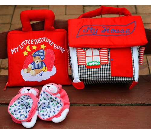 ************************************************ ☆"プレシャスギフトfor Your Baby!!"☆ ************************************************ ♪布絵本☆MY LITTLE BEDTIME BOOK!! ♪ベビーベアのベッドタイムの生活習慣を ♪マスコットとパーツ類を使用して学ぶ ♪英語版刺しゅう布絵本です!! ♪全8ページ ◎対象年齢:3歳以上 ◎素材:ポリエステル・綿・中綿(ポリエステル) ◎サイズ:18x3x17cm ◎仕様:3方ファスナー開閉 ♪布のプレイハウス"My House" ♪布のドールハウスは、楽しい「ごっこ遊び」を ♪広げる夢のある子供の世界。 ♪キャリー付きの赤い屋根のおしゃれなハウスは ♪どこでも遊べるコンパクトサイズ。 ♪家具まで揃ったハウスには ♪ハッピーファミリーが仲良く暮らしています。 ◎対象年令:2歳以上 ◎サイズ:ハウス/24 x 12 x 22cm ◎素材:ポリエステル・綿　 　　　　中綿(ポリエステル100%) ♪ラトル入りルームシューズ キトンのおまけ付き!! ♪歩き始めのよちよち歩きには ♪すべり止めがついているので ♪安心なラトル入りルームシューズ。 ♪アニマルの顔もアンヨの声援。 ♪電車やバスでお出かけの時には ♪シューズカバーとして。 ♪他の乗客の迷惑にならないための心づかいも ♪エチケットです。 &#10047;素材:ポリエステル・綿　(底)PVC &#10047;サイズ:13cm ☆☆☆ご出産のお祝いに!! ☆☆☆お誕生日プレゼントとして!! ♪ギフトラッピングは、無料サービスです!!********************************************** &#127800;"小さな才能に花が咲く!!"&#127800; ☆"プレシャスギフトfor Your Baby!!"☆ ************************************************ ☆ギフトセットはうれしい贈り物!! ♪人気の刺しゅう布絵本"MY LITTLE BEDTIME BOOK"と ♪赤い屋根のプレイハウス"My House"に ♪かわいいラトル入りルームシューズのおまけ付き ♪ご出産のお祝いとして!! ♪お誕生日プレゼントとして!! ♪ハッピークリスマスプレゼントとして!!