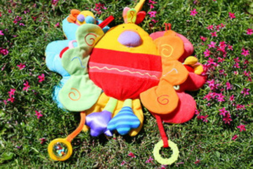 ************************************************ ☆"プレシャスギフトfor Your Baby!!"☆ ************************************************ ♪おしゃれ！　かわいい！　カラフル!! ♪ソフトな布のことりの羽から現れる♪アクティビティトイです。 ♪赤ちゃんをとりこにしてしまう音と指先の遊び!! ♪外出時のおもちゃとして最適。 ◎対象年齢:6カ月から ◎素材:ポリエステル・綿 ◎サイズ:39x10x31cm ◎重さ:270g ◎仕様:バードのヘッドにハンギング用のひも付きです。 ♪♪♪お誕生日プレゼントとして!! ♪♪♪ご出産の御祝として!!************************************************ ☆"プレシャスギフトfor Your Baby!!"☆ &#10047;"小さな才能に花が咲く!!"&#10047; ************************************************ ☆☆☆2014年12月18日、"クリスマスプレゼント"新着「レビュー」のご紹介です!! ありがとうございます!! ◎評価☆☆☆☆☆5　　2014-12-18 ◎商品の使いみち:ビジネス商品を使う人:自分用購入した回数:はじめて 「可愛いです」 「丁寧に可愛く包装されていてすごく感謝しています。 小さなお子様がカラフルな色と音に興味を持って貰えるお品だと思います この度は全てにおいて満足しています。有難うございました」 ************************************************ ♪♪ソフトでカラフルなアクティビティ・トイです!! ♪♪外出時の車の中でも、ピヨピヨバードと♪♪たのしいおはなしタイム!! ♪♪安全なファーストトイをプレゼントとして!! ♪♪きっと!!お気に入りの"マイ・ファーストプレイ!!"