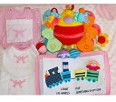 ************************************************ ☆"プレシャスギフトfor Your Baby!!"☆ ************************************************ &#10047;英語刺しゅう版のMY QUIET BOOK ベア ピンク!! &#10047;ソフトでカラフルなパーツを使ってたのしい指先あそびのレッスン!! &#10047;日常の生活習慣を一歩一歩学ぶことができるはじめてのレッスンブックです。 &#10047;全12ページには興味をひきつけるしかけが各ページに満載!! &#10047;温かなぬくもりを感じながら思考力も豊かに育っていきます。 ◎対象年齢:3歳以上 ◎サイズ:24x18x4cm(取っ手含まず) ◎素材:ポリエステル・綿/中綿(ポリエステル）他 ◎仕様:3方ファスナー開閉 ◎ブランド:キッズパワーKIDS POWER ◎内容:全12ページ *PAGE 1 BUTTTON THE FLOWERS "お花のボタン留め" *PAGE 2 ZIP WHAT'S INSIDE? "てんとう虫のファスナー開閉" *PAGE 3 MATCH MY COLORS "パレットの色あわせ *PAGE 4 SNAP ME ON MY SHAPES "スナップ留めかたち合わせ" *PAGE 5 LACE THE SHOE"くつひも結び *PAGE 6 COUNT MY WHEELS "車輪1〜10の数字をかぞえて" *PAGE 7 PUT SOMETHING IN MY CAR "マスコット人形をきしゃに乗せて!! *PAGE 8 BUCKLE MY BELT "ベルトのバックル留め" *PAGE 9 STOP WAIT GO "ベルクロ付き交通標識信号" *PAGE 10 FEELY FINGERS "4種類の布地にさわって感じて" *PAGE 11 PUT YOUR HAND INTO MY MITTEN "ミトンに手を入れて!" *PAGE 12 WHAT TIME IS IT?"何時かな?" ♪アクティビティトイ "ピヨピバード"!! ♪おしゃれ！　かわいい！　カラフル! ♪ソフトな布のことりの羽から現れる♪アクティビティトイです。 ♪赤ちゃんをとりこにしてしまう音と指先の遊び!! ♪外出時のおもちゃとして最適。 ◎対象年齢:6カ月から ◎素材:ポリエステル・綿 ◎サイズ:39x10x31cm ◎重さ:270g ☆☆ハート柄ピンクのブランケット!! ♪ふわふわなソフトな肌触り!! ♪おくるみとして、お昼ねマットとして♪使い勝手はとても便利! ◎素材:ポリエステル ◎サイズ:73x73cm ♪♪うれしいおまけ付き"ベビーズバッグ"!! ◎素材:ポリエステル・綿/内側:pvcビニール ◎サイズ:バッグで25x8x20cm ◎内容:バッグ・ビブ・パッド ♪♪ベビー用のリボンの刺しゅう入りバッグです。 ♪♪パッドは、赤ちゃんの授乳後のげっぷを出す時ママの肩にかけて使用します。 ☆☆ご出産の御祝として!! ☆☆お誕生日のプレゼントとして!! ☆☆ハッピークリスマスプレゼントとして!!************************************************ ☆"プレシャスギフトfor Your Baby!!"☆ &#10047;"小さな才能に花が咲く!!"&#10047; ************************************************ ♪♪かわいいピヨピヨバードと大人気のMY QUIET BOOK!! ♪ベビーのためのファスト・プレイ&ラーンギフトセット!! ♪いつまでもふわふわなぬくもりを思い出として!! ♪ハートのブランケットもいっしょに!! ♪おまけ付きのかわいいリボンの刺しゅう入りベビーズバッグは赤ちゃん専用で!! ♪温かな心をお届けするお買い得な"おめでとうギフトセット!! ☆☆赤ちゃんのご出産御祝として、お誕生日プレゼントとして贈られて幸せな贈り物です!! ☆☆ジョイフルハートのハッピー!!クリスマスプレゼントとして!!