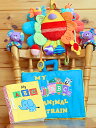 ************************************************ ☆"プレシャスギフトfor Your Baby!!"☆ ************************************************ ♪バッグスタイルの英語シリーズ"MY ANIMAL ABC TRAINブルー"!! &#9728;アニマルトレインの楽しい英語のレッスン!! &#10047;ソフトなアニマルのマスコットの裏には ♪AはALLIGATORからZはZEBRAのワード入り。 &#10047;トレインのポケットには刺しゅう入りアルファベット。 &#10047;ABCに対応するマスコットをポケットに入れて♪たのしい英語のレッスン!! ♪トレインバッグは♪キャリー付き。 ◎対象年齢:3歳以上 ◎素材:ポリエステル・綿 中綿・ポリエステル ◎サイズ:35X26X2CM(閉じた状態） ◎サイズ:69X28CM(開いた状態) ◎サイズ:GIRAFFE(キリン)で8X3X1CM ◎内容:マスコット26個 ◎仕様:3方ファスナー開閉。 ♪たのしいえいごのレッスンブック"My ABC"!! &#9728;イエローカバーの刺しゅう版Aa Bb Ccブックで楽しい英語のレッスン!! &#10047;ソフトな布絵本は、1頁づつ取り外すことができます。 ♪AaはappleからZzはzebraの刺しゅう入り。 ♪たのしい英語のレッスンブック!! ◎対象年齢:3歳以上 ◎素材:ポリエステル・綿 中綿・ポリエステル ◎サイズ:19x20x4cm ◎内容:26ページ ◎仕様:ひもで一冊にまとめる布絵本 ♪ことりのアクティビティトイ・ピヨピヨバード!! ♪おしゃれ！　かわいい！　カラフルで ♪ソフトな布のことりの羽から現れる♪アクティビティトイです。 ♪赤ちゃんをとりこにしてしまう音と指先の遊び!! ♪外出時のおもちゃとして最適。 ◎対象年齢:6カ月から ◎素材:ポリエステル・綿 ◎サイズ:39x10x31cm ◎重さ:270g ♪おまけは、エレファントのルームシューズ!! ♪歩き始めのよちよち歩きには ♪すべり止めがついているので安心なルームシューズ。 ♪アニマルの顔もアンヨの声援。 ♪電車やバスでお出かけの時にはシューズカバーとして。 他の乗客の迷惑にならないための心づかいもエチケットです。 &#10047;素材:ポリエステル・綿　(底)PVC &#10047;サイズ:13cm ♪ご出産のお祝いとして!!お誕生日プレゼントとして!! ☆クリスマスプレゼントとして!!******************************************* ☆"プレシャスギフトfor Your Baby!!"☆ &#10047;"小さな才能に花が咲く!!"&#10047; ************************************************ ☆☆ジョイフルハートのご出産祝い!!☆☆ ☆人気の布絵本"MY ABC ANIMAL TRAIN"と"MY ABC" book ☆カラフルなピヨピヨバードでたのしいプレイタイム!! ☆お出かけにも、大活躍の布絵本とピヨピヨバード!! ♪うれしいおまけは、ラトル入りルームシューズ!! ♪ご出産の御祝として!! ♪お誕生日プレゼントとして!! ☆うれしいクリスマスプレゼントとして!! &#10084;温かなハートフルギフトセットを贈りましょう!!