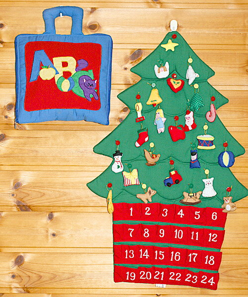 クリスマス布絵本布のアドベント カレンダー壁掛け　クリスマスツリーボタンかけオーナメント24個付きm