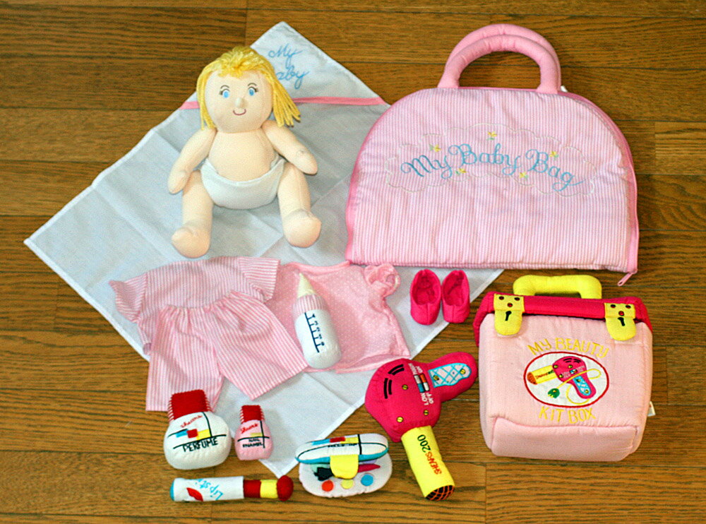 ********************************************** ☆"プレシャスギフトfor Your Baby!!"☆ ********************************************** ♪"MY BEAUTY KIT"マイビューティキット!! ♪ステキなお化粧キットは♪小さな女の子にとって♪大切な宝物!! ♪ソフトで安全なビューティコスメで情操豊かな遊びへ発展します。 ♪ママも一緒に♪優しくそして楽しく♪子供の成長を見守っていきましょう。 ■対象年令:2歳以上 ■材質:綿・ポリエステル/中綿:ポリエステル ■サイズ:バッグ/16x9x16cm ■内容:バッグ・ドライヤー・口紅・ネイルカラー・チークカラー・香水 ■仕様:バッグの開閉は面ファスナー ♪"My Baby Bag"マイベビーバッグ!! ♪おしゃれなピンクのストライプ地のバッグに♪"My Baby Bag"の刺繍文字入り。 ♪ソフトな赤ちゃん人形の着せかえは、♪はじめての赤ちゃんごっこあそびとして最適。 ♪ベビードールは、抱っこにちょうど良い大きさ。 ♪自分自身のお着がえのトレーニングとして!! ♪男の子もパパになって一緒に遊びましょう!! ■対象年齢:3歳以上 ■サイズ:バッグ/24X4.5X33cm 人形/26X8X16cm ■素材:ポリエステル・綿/ 中綿/ポリエステル ■内容:バッグ・人形・ワンピース・パジャマ上下・おむつ・シューズ・おくるみ・ミルクボトル ◎ブランド:キッズパワーKIDS POWER ♪お誕生日のプレゼントとしておすすめです。!!☆☆☆2019年9月22日、布絵本ディリーランキング「第2位」にランクインです!!　ありがとうございます!! ◎期間: | デイリー | ◎2019年9月22日(日)更新 (集計日：9月21日) ◎2位　UP!! ********************************************** ☆"プレシャスギフトfor Your Baby!!"☆ &#10047;"小さな才能に花が咲く!!"&#10047; ********************************************** ♪ギフトセットはお買い得!! ♪ごっこ遊びに夢中になれる;&#10047;人気のビューティキットと♪マイベビードールのギフトセット!! ☆"マイベビードール"着せ替えバッグは ☆お子様の優しい心を育てる赤ちゃん人形です!! &#10047;豊かに情緒を育てるはじめてのごっこあそびは、安全な布の赤ちゃん人形で!! ♪ご出産の御祝として!! ♪お誕生日プレゼントとして!! &#10047;おひなまつりのブレゼントとして!! ☆うれしいクリスマスの贈り物!!