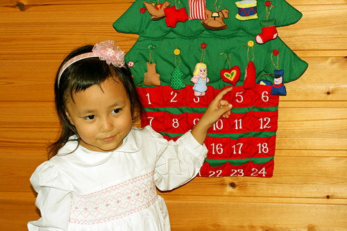 ********************************************** ☆クリスマスプレシャスギフトfor Your Baby!! ********************************************** ☆2023年のクリスマスも布のアドベントカレンダー!! ☆☆☆☆☆☆☆メリークリスマス!!☆☆☆☆☆☆☆☆ ♪クリスマス・イブを待つアドベントカレンダーは ♪家族で楽しむクリスマス・シーズンに最適です!! ********************************************* ★★★★★★★今年のクリスマスツリーは★★★★ ♪赤ちゃんにもやさしいソフトな布のオーナメントでたのしくデコレーション!! ************************************************ ★布の壁掛け「クリスマス・ツリー」★ ★ハンドメイドの刺繍いりマスコツトをボタンつきツリーに飾って ☆クリスマスを待つ楽しい☆クリスマス・アドベントカレンダーです☆ ★素材:綿・ポリエステル ★内容：本体・マスコツト24個 ★サイズ:67x0.8x45cm ☆サイズ:サンタさんで6X1X5cm ★仕様:本体の24個のボタン掛けマスコット ♪企画・製造:日清事業株式会社 *********************************************** ♪クリスマス・イブを待つアドベント!! ♪家族で楽しむクリスマス・シーズンに!! ♪ハンドメイドのかわいいマスコットを♪ツリーのポタンにかけて!! ★★今年のクリスマスツリーは☆☆赤ちゃんにもやさしい ☆☆ソフトな布のマスコットで、デコレーション!! ************************************************ ☆☆2013年11月27日、お二人のお子様の心を育む優しいお母様からの新着「商品レビュー」をご紹介いたします!! ◎評価5.00 投稿日：2013年11月27日 「 クリスマスまでの日にちを数えたい、という息子の希望と 狭い室内で暴れる子供たちがツリーを倒さないように、という私の希望の両方に叶うもの、と こちらを注文させていただきました。 開けた途端に「わぁ〜！」という息子の歓声。 12月まで待ちきれない様子でした。 鮮やかな赤と緑のコントラスト、一つ一つ表情豊かな飾りたち。 想像以上に可愛らしく、何より温かみのある風合いがほっこりとした気持ちにさせてくれました。 素敵なプレゼントもありがとうございました。 兄妹で奪い合うように遊んでいました。 普段はプラスチック製の玩具に多くふれあっている子供たちですが、 布のおもちゃで想像力を働かせて集中して遊ぶ姿は意外で考えさせられました。 アクシデントもありましたが、とても素早く丁寧に対応していただき感謝しています。 ありがとうございました」 ********************************************* ☆☆☆2013年11月16日、愛情溢れるステキな「商品レビュー」ありがとうございます!! ◎評価5.00 投稿日：2013年11月16日 お話の世界へ 「11月、クリスマス・ツリーの無い孫に可愛らしいアドベントカレンダーをプレゼントしました。 小さな24個のオーナメントに孫は大喜びです。 日付の付いたポケットにサンタさん猫、犬、兵隊さん、白鳥、女の子、ラッパや太鼓などを納め、 それからツリーのボタンにかけました。 そして今度は、オーナメントすべてを使ってお話を作り始めました。 ”猫のミイはサンタさんのお手伝いをよくしたので沢山のプレゼントをもらいました”で終わります。 毎年、使える布製のアドベントカレンダーは夢がいっぱい。 来年、孫はどんなお話を作って飾っていくでしょうか。 本当に想像力が広がっていく素敵なツリーでした。」 ************************************************ ♪♪うれしい「ショップレビュー」評価!!ありがとうございます!! ☆☆☆評価5.00 投稿日：2013年11月16日 品揃え：5情報量：5決済方法：5スタッフの応対：5梱包：5配送：5 「孫のために注文したアドベントカレンダーがクリスマスのラッピングですぐに届きました。 今回も可愛らしいおまけをいただいてしまい、本当に恐縮してしまいました。 いつも、温かなショップの対応には驚くばかりです。 ありがとうございまいした。」 *********************************************** ☆☆☆2014年3月29日、今年のクリスマスにも!!どうぞ!!「新着レビュー」のご紹介です!! ありがとうございます!! ◎評価5.00 投稿日：2014年03月29日 とても可愛い！ 「レビューが遅くなりましたが、昨年のクリスマス前に購入しました。 毎日子供と一緒に一つずつ飾り付けを楽しみました(*^^*) 一つ一つの飾りがとても丁寧に作られていて、 本当に可愛らしいアドベントカレンダーで買ってよかったです☆ おまけもとても素敵なものをいただき、お店の姿勢に感激しました。 また機会がありましたら利用したいお店です^ ^」 ☆☆☆2014年1月22日、ありがとうございます!!新着「レビュー」のご紹介です!! ◎評価5.00 投稿日：2014年01月22日 とても可愛いです。 ◎「3歳の息子がクリスマスを待ちきれずに毎日いつか聞いてくるので、 一緒に楽しみながら待てるように購入しました。 毎年使えるものが良いと思って少しお高いのですが、こちらを選びました。 一つ一つのオーナメントも丁寧に作られていて長く使えそうです。 おまけのお人気も可愛かったです。」 ********************************************* ♪♪お子様とたのしいクリスマスを、お過ごしいただける "アドベント・クリスマスツリーは、きっとお子様の 思い出になることでしょう!! (店長)」 ********************************************** ☆☆☆2014年11月23日、お優しいお心が溢れているハッピーレビューのご紹介です!! 本当にありがとうございます!! ◎評価☆☆☆☆☆5　2014-11-23 ◎商品の使いみち:イベント商品を使う人:自分用購入した回数:はじめて 「とっても可愛いです！」 「毎年クリスマスには大きなツリーを飾っているのですが、今年は出産を控えており、 大きなお腹では飾れないし時期的に片付けられるのかも分からなくて少し寂しく感じていました。 そんな時に、こんなに素敵な商品を見つけたので思わず買ってしまいました。 大きさこそコンパクトではありますが、一つ一つのマスコットがとても可愛いくて存在感は抜群でした。 これなら、子供が生まれた後にもさっと飾れてイタズラもされなくていいですね。 おまけのお人形もおまけとは思えない程のもので、嬉しい驚きです。 クリスマスまであと1ヶ月...楽しみたいと思います。」 「♪Happy!☆クリスマスシーズンに、お誕生されるお幸せな赤ちゃんへ心から祝福をお届けいたします♪」(店長) *********************************************** ♪上記の購入者様からは、大変、嬉しい「ショップレビュー」もご投稿頂き、心から感謝申し上げます。 ◎評価☆☆☆☆☆5.00　2014-11-23 ◎品揃え：5 情報量：5 決済方法：5 スタッフの応対：5 梱包：5 配送：5 「注文後、驚く程の速さで届きました。 プレゼント包装やおまけのギフトといった、ショップさんの温かい心遣いが感じられるお買い物に感激しきりです。 また何かありましたら宜しくお願いします。 ありがとうございました。」 ************************************************ ☆☆☆2014年11月30日、お子様の"ファーストクリスマス!!"お幸せでありますように!! ◎評価☆☆☆☆☆5　2014-11-30 ◎商品の使いみち:イベント商品を使う人:家族へ購入した回数:はじめて 「可愛いです」 「購入前に値段を見て悩みましたが、思いきって買って正解でした。 縫製もしっかりしていて、オーナメントの一つ一つも丁寧に作られています。 布の温かな質感も優しくてお気に入りです。 今年生まれたばかりの我が子と一緒に、大切に毎年のクリスマスに飾ろうと思います。」 ************************************************ ☆☆☆2014年12月5日、"お嬢様とステキなメモリアルファーストクリスマスを!!"　ハッピーレビューのご紹介です!! ありがとうございます!! ◎評価☆☆☆☆☆5 2014-12-05 ◎◎商品の使いみち:イベント商品を使う人:家族へ購入した回数:はじめて 「かわいいー！」 「アドベントカレンダーはお菓子が定番ですが、 実家にあった、毎日飾りを一つずつかけてツリーを完成させる木製のものがとても気に入っていて、 似たようなものをずっと探していました。 探し始めて1年wその間に娘が出来、ようやく見つけた希望の品を初めてのクリスマスプレゼントに選びました。 娘よりもずっと大きくて見栄えするのに、場所をとらないタペストリータイプなのは最高です。 実家のアドベントカレンダーの様に、子供のお気に入りになっていくといいなと思います。」 ************************************************ ♪上記の購入者様から、下記の心温まる「ショップレビュー」もご投稿いただきました。 ♪当店にとって、とてもうれしいクリスマスギフトです!! ♪心からお礼申し上げます!! ◎評価☆☆☆☆☆5.00　2014-12-05 ◎品揃え：5 情報量：5 決済方法：5 スタッフの応対：5 梱包：5 配送：5 「ラッピングを希望しましたが、とても丁寧にして頂いて嬉しかったです！ また、ショップレビューを見ずに注文したので、 メールにささやかなプレゼントを…と書いてあったのにはびっくりしましたがw 実際届いたものはとてもステキなもので、お店からも娘にプレゼントを頂いた様な気分です。 大事にしますね！」 ********************************************** 　 　♪2021年11月25日、布絵本ディリーランキング「第2位」ランクイン!! ありがとうございます!! ◎2021年11月25日(木)更新 (集計日：11月24日) ◎期間:| デイリー | ◎2位 ********************************************* ☆クリスマスプレシャスギフトfor Your Baby!! &#10047;"小さな才能に花が咲く!!"&#10047; ************************************************ &#10048;&#10048;&#10048;2017年11月6日、いつまでも!!お子様と思い出のハッピークリスマス・イブをお過ごしになられますように!! 心温まる商品「レビュー」!!有難うございます。 ◎評価☆☆☆☆☆5　　2017-11-06 ◎商品の使いみち:イベント商品を使う人:子供へ購入した回数:はじめて 「一歳の娘の毎年のクリスマスに♪」 「娘と毎年楽しめるアドベントカレンダーを探していて、こちらを見つけました。作りがしっかりしていて、かわいいです！！ これから毎年、娘のクリスマスの思い出になっていくと思うと、よい買物でした！ すてきなラッピングもしていただき、こちらにして良かったです。」 ********************************************** ♪上記の購入者様からは、大変、お心のこもった嬉しい 「ショップレビュー」も、ご投稿頂き感謝申し上げます。 ◎評価5.00　　2017-11-06 ◎品揃え：5 情報量：5 決済方法：5 スタッフの応対：5 梱包：5 配送：5 「丁寧なメール、迅速なご対応など、お店の方の心を感じるお買い物ができました。 ラッピング、プレゼントに添えるカード、かばさんのぬいぐるみのプレゼント、ビニール梱包などなど、 こんなに丁寧にご対応いただき、びっくりしました！！ こちらのお店のファンになってしまいました。また利用したいです。」 ********************************************** ♪クリスマス・イブを待つアドベント!! ♪家族で楽しむクリスマス・シーズンに!! ♪ハンドメイドのかわいいマスコットを♪ツリーのポタンにかけて!! ★今年のクリスマスツリーは☆☆赤ちゃんにもやさしい ☆☆ソフトな布のマスコットで、デコレーション!! ********************************************** ☆☆☆2016年11月24日、"Happy!!クリスマス"「レビュー」!!ありがとうございます!! ◎評価☆☆☆☆☆5 2016-11-24 ◎商品の使いみち:プレゼント 商品を使う人:子供へ　 購入した回数:はじめて 「かわいいクリスマス包装で、届けていただきました。 4歳の子どもは、とっても喜んではしゃいでいて、かわいかったです。 また、おまけのぬいぐるみまでつけていただき、それも生地のなめらかなかわいいもので、とっても嬉しかったです。 商品は、大きさも色味もイメージ通り。 人形さんは、手作り感があって、温もりを感じられて、大切な一品になりそうです。 ありがとうございました。」 ************************************************ ☆☆☆2016年1月18日、クリスマスに間に合って良かったです!!「レビュー」ありがとうございます!! ◎評価☆☆☆☆☆5　2016-01-18 ◎商品の使いみち:イベント商品を使う人:家族へ購入した回数:はじめて 「4才の息子に」 「クリスマスツリーを買おうと思いながら、今年はまだいいかと、 壁にツリーの布でも飾るかなと思いながらたどり着きました。 ギリギリでの購入なので、毎日1個ずつという楽しみ方はできませんでしたが、 早く購入していても息子は全部飾るっとやっていたので、まぁいいですか。 何個かはヒモの引っ掛けが難しかったようですが、自分でつけて、 「ほら、見て！」って得意気になってました。 今後ツリーをかっても、これはこれで飾っていきたいです」 ********************************************** ♪上記のご購入様からは、うれしい「ショップレュー」もご投稿いただきました!! ◎評価☆☆☆☆☆5.00　　2016-01-18 ◎品揃え：5 情報量：5 決済方法：5 スタッフの応対：5 梱包：5 配送：5 「ギリギリに注文しましたが、間に合って良かったです」 ********************************************** ☆☆☆2015年12月12日、かわいいオーナメント!!「レビュー」!! ありがとうございます!! ◎評価☆☆☆☆☆5　　2015-12-12 「クリスマスツリーの代わりに壁掛けのこの商品を買いました。可愛いオーナメントです。」 ************************************************ ☆☆☆2015年12月9日、いつまでも楽しめるクリスマスアドベントカレンダー!!「レビュー」!!ありがとうございます!! ◎評価☆☆☆☆☆5　　　2015-12-09 ◎商品の使いみち:実用品・普段使い商品を使う人:自分用購入した回数:はじめて 「かわいいです」 「お菓子などのアドベントカレンダーではないものを探していたときに，こちらの商品を見つけました。 とてもかわいいです。毎日一つずつパーツをつけて，すてきなクリスマスツリーになっていくのが楽しみです。 ************************************************ ♪上記のご購入者様からは、以下のとおり、大変、嬉しい「ショップレビュー」も、ご投稿頂き感謝申し上げます!! ◎評価☆☆☆☆☆5.00　　2015-12-09 ◎品揃え：5 情報量：5 決済方法：5 スタッフの応対：5 梱包：5 配送：5 「梱包も丁寧で，ラッピングがとてもすてきでした。 お人形のプレゼントがついていてびっくりしました。子どもが気に入って遊んでいます。 また機会があれば利用したいと思います。」 ************************************************ ◎評価☆☆☆☆☆5 2015-10-11 「とても丁寧に作られていて、とてもかわいいです！ 自分で作ることを考えたら、とてもお買い得でした！ 大切にします。」 ♪上記の購入者様からは、大変、心温まる「ショップレビュー」もご投稿頂き、ありがとうございます!! ◎評価☆☆☆☆☆5 2015-10-11 ◎品揃え：5 情報量：5 決済方法：5 スタッフの応対：5 梱包：5 配送：5 「すぐに発送していただき、きれいにプレゼント包装してくださっていました。 また、すてきなプレゼントもいただき、ありがとうございました！また、買い物したいなと思うショップです！」 ************************************************ ☆☆☆2014年12月15日、"ファーストクリスマス!!"アドベントに間に合うよう願いつつお届けさせて頂きました。 ◎評価☆☆☆☆☆5　　2014-12-15 ◎商品の使いみち:プレゼント商品を使う人:子供へ購入した回数:はじめて 「素早い対応＆お心遣い」 「友人たちのこどもへ、初めてのクリスマスを楽しんでもらおうと購入しました。 アドベントカレンダーという性質上もあると思いますが、 とても素早し対応をしていただきました。 また、おまけのプレゼントもそれぞれにつけていただき、 それもみんな喜んでいました。 ありがとうございました。」 ************************************************ ♪上記の購入者様から、とてもうれしい「ショップレビュー」をご投稿頂き、本当にありがとうございます!! ◎評価☆☆☆☆☆5　2014-12-15 ◎品揃え：5 情報量：5 決済方法：5 スタッフの応対：5 梱包：5 配送：5 「とても素早い対応と、とても素敵な心遣いをいただきました。 気持ちよく利用できるお店に出会えてうれしいです。」 ************************************************ ◎評価☆☆☆☆☆5　　2014-12-14 ◎商品の使いみち:実用品・普段使い商品を使う人:子供へ購入した回数:はじめて 「壁が可愛くなりました」 「12月になって、子供達が毎日楽しんで一つずつ飾っています。 手作りで温かみがあり、可愛いです。毎年の楽しみになりそうです。 おまけの可愛いものをいただき、どうもありがとうございました。娘が大喜びしています。」 ************************************************ ☆☆☆2014年12月12日、アドベントカレンダーといっしよにたのしい歯磨きも!!「アイディアレビュー」ありがとうございます!! ◎評価☆☆☆☆☆5　　2014-12-12 ◎商品の使いみち:実用品・普段使い商品を使う人:自分用購入した回数:はじめて 「毎晩夜に息子と1つずつ飾っています。 中に、個包装された歯磨き後のラムネを入れており、歯磨きしたら飾れるシステムに。 楽しんでやっていますよ。 毎年使えるし、好きなお菓子を入れられるのも良いところだと思います。」 **********************************************