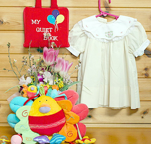 ********************************************** &#10047;"小さな才能に花が咲く!!"&#10047; ☆"プレシャスギフトfor Your Baby!!"☆ ********************************************** &#9836;アクティビティ・トイ"ピヨピヨバード"!! ♪ピヨピバードは、おしゃれ！　かわいい！　カラフル!!!! ♪ソフトな布のことりの羽から現れるアクティビティトイです。 ♪赤ちゃんをとりこにしてしまう音と指先の遊び!! ♪外出時のおもちゃとして最適。 ◎対象年齢:6カ月から ◎素材:ポリエステル・綿 ◎サイズ:39x10x31cm ◎重さ:270g ブランド　キッズパワー　KIDS POWER ♪"MY QUIET BOOK バルーン"!! &#10047;ハンドキャリーつきバッグタイプは &#10047;お子様のお気に入りの楽しい&#10047;レッスンと指先あそび!! &#10047;ロングセラーMY QUIET BOOKバルーン!! &#10047;日常の生活習慣・とけい遊び・ボタンはめ・くつひもむすび・ファスナー開閉など &#10047;はじめてのレッスンとして最適です。 &#10047;対象年令:2歳以上 &#10047;サイズ:19x19x5cm &#10047;素材:ポリエステル・綿/中綿（ポリエステル） &#10047;ブランド:キッズパワーKIDS POWER &#9836;おまけは、プリティ刺しゅうドレス"プリオンハート"!! &#10047;クリーム色のふんわりドレスは、ばらの刺しゅう入りとホワイトレースのプリオンカラー!! &#10047;ハンドメイドの&#10047;かわいいハートのばらの刺しゅう!! ◎サイズ：80cm（12ヶ月・着丈42cm) ◎素材：ポリエステル65%　綿35% &#10047;仕様:首まわりでボタン留め。 &#10047;画像と色合いが多少、異なります。ご了承願います。 &#9836;ジョイフルハートの&#10084;ラブリースマイルギフトセット!! ♪ご出産の御祝として!! ♪お誕生日プレゼントとして!!********************************************** &#10047;"小さな才能に花が咲く!!"&#10047; ☆"プレシャスギフトfor Your Baby!!"☆ ********************************************** ♪ご出産のお祝いには&#10084;ラブリースマイルギフトセットがお買い得!! ♪赤ちゃんのかわいい笑顔がみたいから♪メモリーアルギフトを贈りましょう!! ♪ジョイフルハートのステキな贈り物です!!