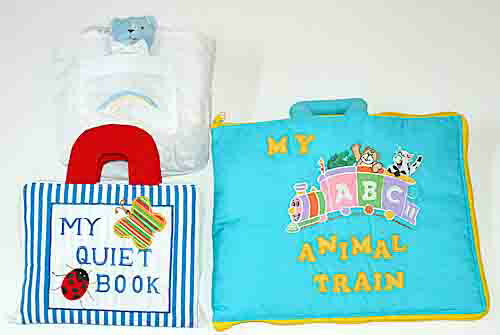 ************************************************ ☆"プレシャスギフトfor Your Baby!!"☆ ************************************************ &#10047;布絵本"MY QUIET BOOKブルーストライプ"!! &#10047;ソフトでカラフルなパーツを使ってたのしい指先あそびのレッスン!! &#10047;MY QUIET BOOKのニューバージョン!! &#10047;日常の生活習慣を一歩一歩学ぶことができるはじめての指先レッスンブックです。 &#10047;全14ページには興味をひきつけるしかけが♪各ページに満載!! &#10047;温かなぬくもりを感じながら思考力も豊かに 育っていきます。 ◎対象年齢:3歳以上 ◎サイズ:20x24x6CM(取っ手含まず) ◎素材:ポリエステル・綿/中綿(ポリエステル）他 ◎仕様:3方ファスナー開閉 ◎ブランド:キッズパワーKIDS POWER ◎内容:各色全14ページ PAGE 1 BUTTTON THE FLOWER "お花のボタン留め" PAGE 2 ZIP ME "ジャケットのファスナー開閉" PAGE 3 TELL THE TIME "とけいあそび" PAGE 4 TIE MY BOW "ねこのリボンむすび" PAGE 5 SNAP ON MY SHAPES "4色の図形のスナップ留め PAGE 6 PICK UP THE APPLES "ベルクロ付きのりんごを取ってかごの中へ" PAGE 7 COUNT MY WHEELS "きしゃの車輪を数えて!!" PAGE 8 PUT SOMETHING IN MY CARS "マスコット人形をきしゃに乗せて!! PAGE 9 TIE THE SHOE "スニーカーのひもむすび" PAGE10 BUCKLE MY BACKPACK "バックパックのバックル開閉" PAGE11 STOP WAIT GO "ベルクロつき交通標識信号" PAGE12 TOUCH "4種類の布地にさわって感じて" PAGE13 FEELINGS "ベルクロつき顔の表情!!" PAGE14 PUZZLE "ベルクロつきパズルあそび" ♪布絵本"MY ABC ANIMAL TRAIN"ブルー!! &#9728;アニマルトレインの楽しい英語のレッスン!! &#10047;ソフトなアニマルのマスコットの裏には♪AはALLIGATORからZはZEBRAのワード入り。 &#10047;トレインのポケットには刺しゅう入りアルファベット。 &#10047;ABCに対応するマスコットをポケットに入れて♪たのしい英語のレッスン!! ♪トレインバッグは♪キャリー付き。 ◎対象年齢:3歳以上 ◎素材:ポリエステル・綿 中綿・ポリエステル ◎サイズ:35X26X2CM(閉じた状態） ◎サイズ:69X28CM(開いた状態) ◎サイズ:GIRAFFE(キリン)で8X3X1CM ◎内容:マスコット26個 ◎仕様:3方ファスナー開閉。 ♪うれしいおまけは、おしゃれなベビーズバッグ!! ♪お出かけに便利なベビーズバッグです。 ♪かわいいおしゃれなバッグにマット、エプロン、ラトル入り。 ♪レインボーの刺しゅう入りです!! ◎素材:ポリエステル・綿・中綿（ポリエステル） ◎サイズ:バッグ25x8x20cm/マット40x45cm ♪ご出産の御祝に! ♪お誕生日プレゼントとして!! ♪♪おすすめの理由 ◎ソフトな手触りと肌触りは◎心をなごませる安心素材 ◎安全に、遊びながら学べる◎親子のコミュニケーションツール!! ◎言葉あそび・文字あそび・指先のレッスンで◎思考力や集中力を促す &#10047;お子様の発達段階でベストな選択!! ♪♪優しい布のぬくもりは♪♪愛情がいっぱい!! ♪♪楽しさいっぱい!!********************************************** &#127800;"小さな才能に花が咲く!!"&#127800; ☆"プレシャスギフトfor Your Baby!!"☆ ************************************************ ♪人気の布絵本MY QUIET BOOKブルーストライプ!! ♪アルファベットのポケットで英語のファーストレッスン!! ♪おしゃれなベビーズバッグのおまけ付きギフトセット!! ♪Happy Birthdayプレゼント!! ♪ご出産お祝いとして!! ♪心温まる贈り物!!