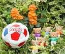 ************************************************ ☆"プレシャスギフトfor Your Baby!!"☆ ************************************************ ♪サッカーボールがバッグになっている◎ソフトなプレイトイ。 ♪ボールの中からベアのサッーカー選手たち。 ♪ユニフオームには、NEW YORK,BOSTON,MIAMIなど◎刺繍文字入り。 ♪選手たちを、バッグに入れて外出時のおもちゃとしても最適てす。 □対象年齢:2歳以上 □素材:ポリエステル・綿 □サイズ:直径15cm □セット内容:ベア6体 □仕様:ボールは、ファスナー開閉。持ち手付き。 ♪ご出産のお祝いとして!! ♪お誕生日プレゼントとして!!********************************************** ☆"プレシャスギフトfor Your Baby!!"☆ &#10048;"小さな才能に花が咲く!!"&#10048; ********************************************** &#10047;&#10047;サッカー大好き!!布のプレイトイ!! &#10047;&#10047;お出かけにも子ども専用のバッグとして &#10047;&#10047;いつもいっしょに!! ♪ご出産の御祝として!! ♪お誕生日プレゼントとして!!