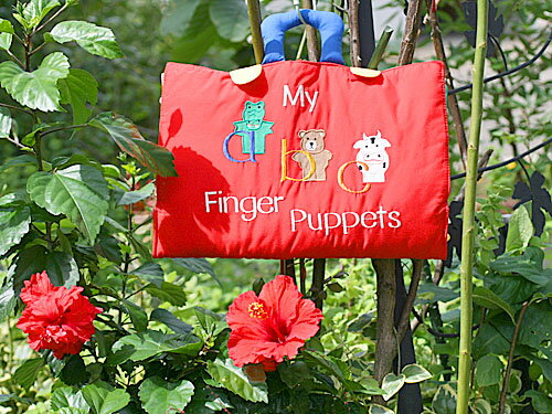 ********************************************** &#10047;小さな才能に花が咲く!!"&#10047; ☆"プレシャスギフトfor Your Baby!!"☆ ************************************************ ♪"My Finger Puppets"バッグを開くとaからzまでのポケット!! ♪この中のマスコットを指に入れてたのしい英語のファーストレッスン!! ♪ハンドメイド刺しゅうのアルファベットと♪刺しゅうの指人形が、とてもかわいい!! ♪指人形で、たのしいお話しタイム!! ◎対象年齢:2歳以上 ◎素材:ポリエステル・綿 ◎サイズ:36X3X25cm(閉じたサイズ） ◎内容:マスコット/26個　例:a/alligator(わに) z/zebra(しまうま) ♪ご出産お祝いとして!! ♪お誕生日プレゼントとして!! ☆ハッピークリスマスプレゼントとして!! ♪ステキなハンドメイドの刺しゅうバッグは、うれしい贈り物です!!********************************************** &#10047;小さな才能に花が咲く!!"&#10047; ☆"プレシャスギフトfor Your Baby!!"☆ ************************************************ ♪"Enjoy Englishシリーズ"!! ♪ハンドメイドの刺しゅうバッグをあけて♪たのしい指人形で英語のレッスン!! ♪ハイクオリティfor Play&Learn English !! ♪お誕生日プレゼントとして!! ☆ハッピークリスマスプレゼントとして!!