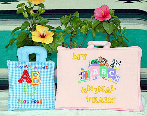 ********************************************************* &#10047;"小さな才能に花が咲く!!"&#10047; ☆"プレシャスギフトfor Your Baby!!"☆ ********************************************************* ♪MY ABC ANIMAL TRAIN ピンク!! &#9728;アニマルトレインの楽しい英語のレッスン!! &#10047;ソフトなアニマルのマスコットの裏には♪AはALLIGATORからZはZEBRAのワード入り。 &#10047;トレインのポケットには&#10047;刺しゅう入りアルファベット。 &#10047;ABCに対応するマスコットをポケットに入れて ♪たのしい英語のレッスン!! ♪トレインバッグは♪キャリー付き。 ◎対象年齢:3歳以上 ◎素材:ポリエステル・綿 中綿・ポリエステル ◎サイズ:35X26X2CM(閉じた状態） ◎サイズ:69X28CM(開いた状態) ◎サイズ:GIRAFFE(キリン)で8X3X1CM ◎内容:マスコット26個 ◎仕様:3方ファスナー開閉。 ♪My Alphabet ABC play book!! ♪かわいいカラフルなword入りピクチャーポケットに ♪ABCのアルファベットを合わせて♪英語のレッスン。 ♪"Apple"には「A」、Bicycle"には「B」のアルファベットを入れて、"Zebra"「Z」まで英語のレッスン!! ♪たのしく英語が学べる新登場の"My Alphabet ABC play book" です!! ◎対象年齢:3歳以上 ◎素材:ポリエステル・綿 中綿・ポリエステル ◎サイズ:20x21x2cm ◎内容:アルファベット22個。 ◎仕様:3方ファスナー開閉。 ♪ご出産の御祝として! ♪お誕生日プレゼントとして!! ☆クリスマス・プレゼントとして!! ♪♪おすすめの理由 ◎ソフトな手触りと肌触りは◎心をなごませる安心素材 ◎安全に、遊びながら学べる◎親子のコミュニケーションツール!! ◎言葉あそび・文字あそび・指先のレッスンで◎思考力や集中力を促す &#10047;お子様の発達段階でベストな選択!! ♪♪優しい布のぬくもりは♪♪愛情がいっぱい!! ♪♪楽しさいっぱい!!********************************************************* &#10047;"小さな才能に花が咲く!!"&#10047; ☆"プレシャスギフトfor Your Baby!!"☆ ********************************************************* ♪♪"My Alphabet ABC play book"&"MY ABC ANIMAL TRAIN ピンク"!! ♪"Enjoy English"シリーズはうれしいギフトセット!! ♪♪ご出産の御祝品として!! ♪♪お誕生日プレゼントとして!! ☆☆ハッピークリスマスプレゼントとして!! ♪♪お喜びいただける"ジョイフルハート"の贈り物!! ♪♪かわいいお子様へ"ハッピースマイル"を、お届します!! ♪♪かわいいギフトラッピングは、おリボン結び!! ♪♪お熨斗かけも無料です!!