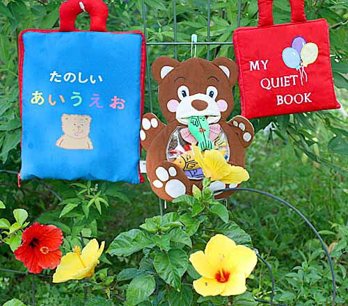 ************************************************ ☆"プレシャスギフトfor Your Baby!!"☆ ************************************************ ♪布絵本 "たのしいあいうえお"!! ♪ポケットから広がることば遊びと文字の学びの世界。 ♪コミュニケーションのたのしさ♪♪ ♪44個のかわいいマスコットをポケットにいれて指先の訓練!! ♪思考力や集中力などの発達を促すロングセラー!! ◎対象年令:2歳以上 ◎サイズ:24 x 6 x 34cm ◎素材 ポリエステル・綿　中綿(ポリエステル) ◎仕様:3方ファスナー開閉 ♪布絵本"MY QUIET BOOK バルーン"!! ♪ハンドキャリーつきバッグタイプはお子様のお気に入り!! ♪楽しいレッスンと指先あそび!! ♪ロングセラーMY QUIET BOOKバルーン!! ♪日常の生活習慣・とけい遊び・ボタンはめ・くつひもむすび・ファスナー開閉など ♪はじめてのレッスンとして最適です。 ◎対象年令:2歳以上 ◎サイズ:19x19x5cm ◎素材:ポリエステル・綿/中綿（ポリエステル） ◎仕様:3方ファスナー開閉。ハンドキャリー付き。 ◎ブランド:キッズパワーKIDS POWER ◎内容:全8ページ PAGE 1 4色の図形○△□ハートのベルクロアタッチ!! PAGE 2 とけいあそび!! PAGE 3 4色のお花でボタンはめ!! PAGE 4 ガールのヘアリボン2箇所結び!! PAGE 5 4色のバルーンのスナップ留め!! PAGE 6 赤いシューズのひも結び!! PAGE 7 ブルーのワンピースでジツパー開閉!! PAGE 8 ポケットのマスコツトベア(ひも付き)を出し入れ!! ♪うれしいおまけ付き 手袋人形 かずあそび"ベア&フィッシュ"!! ♪ママは教え上手!お口をあーん♪♪♪ ♪ベアの背中から手を入れてハンドパペット。 ♪10匹のお魚は、数字の刺繍入り。 ♪ベアのお口にお魚を食べさせてあげて。 ♪かずあそびのレッスンが楽しくできます。 □年令:2歳から □サイズ:20x4x25cm □素材:ポリエステル・綿□素材:中綿(ポリエステル100%) □セット内容:本体ベア・魚1から10の刺しゅういり10匹 ************************************************ ♪おすすめの理由♪ ◎ソフトな手触りと肌触りは、心をなごませる安心素材。 ◎安全に、遊びながら学べる親子のコミュニケーションツール。 ◎言葉あそび・文字あそび・指先のレッスンで、思考力や集中力を促します。 ◎お子様の発達段階で、ベストな選択。 ◎優しい布のぬくもりは、愛情がいっぱい!!楽しさいっぱい!! ************************************************ ♪ご出産の御祝として!! ♪お誕生日プレゼントとして!! ♪お喜びいただけるファーストステップ・プレイ&ラーンギフトセットです。♪2019年10月31日、ご友人のお子様への贈り物!!「レビュー」有難うございます!! ◎評価☆☆☆☆☆5　　　　2019-10-31 ◎商品の使いみち:プレゼント商品を使う人:友人へ購入した回数:はじめて 「とても素敵なギフトでした。 出産お祝いとして購入してプレゼントしました。 受け取った相手が開けたときの嬉しそうな顔、子供が喜んでくれた姿が印象的でした。 私の子供もこの、あいうえおで遊ばせながら子育てしていたので、懐かしくてプレゼントして良かったです。」 ********************************************** ☆"プレシャスギフトfor Your Baby!!"☆ &#10047;"小さな才能に花が咲く!!"&#10047; ********************************************** ♪文字と言葉あそびのファーストステップ!!"たのしいあいうえお"。 ♪遊びながら日常生活のレッスン!!"MY QUIET BOOKバルーン" ♪うれしいかずあそび"ベア&フィッシュ"のおまけ付きギフトセット!! ♪♪ご出産の御祝品として!! ♪♪お誕生日プレゼントとして!! ♪♪お子様への温かな贈り物はいつまでも愛され続けているたのしいギフトセット!!