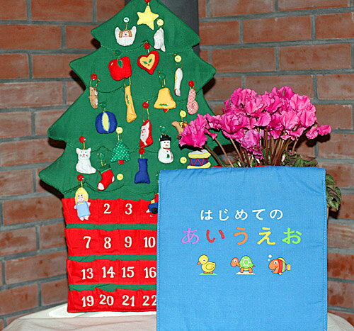 ************************************************ ☆クリスマスプレシャスギフトfor Your Baby!!☆ &#10047;"小さな才能に花が咲く!!"&#10047; ************************************************ ★布の壁掛け「クリスマス・ツリー」★ ★ハンドメイドの刺繍いりマスコツトを★ボタンつきツリーに飾って!! ☆クリスマスを待つ楽しい☆クリスマス・アドベントカレンダーです☆ ★素材:綿・ポリエステル ★内容：本体・マスコツト24個 ★サイズ:67x0.8x45cm ☆サイズ:サンタさんで6X1X5cm ★仕様:本体の24個のボタン掛けマスコット ☆布絵本「はじめてのあいうえお」 &#9728;文字の下になにがあるのかな? &#10047;例えば、(り) をめくれば、りんごの絵 &#10047;ことばあそびが楽しく発展。 ◎対象年令:2歳以上 ◎サイズ:30 x 2 x 31cm ◎素材:ポリエステル・綿/中綿(ポリエステル) ブランド　キッズパワーKIDS POWER ☆クリスマスプレゼントとして☆♪2020年12月3日、温かなレビュー有難うございます!!リピートのご注文心から感謝申し上げます。 ◎評価:☆☆☆☆☆5　　　2020-12-03 ◎商品を使う人:子供へ 「リピートしました。」 「迅速丁寧な発送ありがとうございました。 アドベントカレンダーですので、早く届けて頂き有り難かったです。 2年前に女の子の孫(2歳)に同じクリスマスツリーと、布のプレイハウスのセットを購入し、 とても可愛いので、今回男の子の孫(1歳)にあいうえおの絵本セットでお願いしました。 前回も素敵なプレゼントを付けて頂きましたが、今回も可愛いプレゼントのお心遣い、ありがとうございました。 早速、付けたり取ったり、開けたり閉めたりして、楽しそうに遊んでいます。 ********************************************** ☆クリスマスプレシャスギフトfor Your Baby!!☆ &#10047;"小さな才能に花が咲く!!"&#10047; ********************************************** ☆☆☆☆☆メリークリスマス☆☆☆☆☆ ♪クリスマス・イブを待つアドベント♪家族で楽しむ　クリスマス・シーズンに!! ♪ハンドメイドのかわいいオーナメントを♪ツリーの　ポタンにかけて!! ★★今年のクリスマスツリーは ♪赤ちゃんにもやさしいソフトな布のオーナメントで　たのしくデコレーション!! ♪「はじめてのあいうえお」と一緒に♪うれしいギフトセツト!!