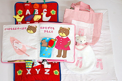 ************************************************ ☆"プレシャスギフトfor Your Baby!!"☆ ************************************************ ♪バレリーナベアちゃん"わたしじぶんでできます"!! ♪布のしつけブックとして♪人気のバレリーナベアちゃんのレッスンブック!! ♪一日の生活習慣を楽しく遊びながら指先の発達。 ♪言葉を覚えていく布の絵本です!! ♪くし・りぼん・おはし2本・歯ブラシ・みがき粉・2個のおもちゃ・パーツ類もすべてハンドメイド。 ■MY QUIET BOOK 上級版 ■全8ページ ◎対象年令:3歳以上 ◎サイズ：22 x 4 x 23cm ◎素材：ポリエステル・綿・中綿(ポリエステル) ♪MY ABC BAG マイABC バッグ!! ★刺しゅうとアップリケのABCバッグを開けると★アルファベットつきポケット。 ★その中には,、ハンドメイドの★かわいいマスコットが、入っています。 ★英語のファーストステップとして★楽しくプレイできるABCバッグです おすすめの理由 ◎ソフトな手触りと肌触りは心をなごませる安心素材。 ◎安全に、遊びながら学べる親子のコミュニケーションツール。 ◎言葉あそび・文字あそび・指先のレッスンで思考力や集中力を促す。 ◎お子様の発達段階で、ベストな選択。 ◎優しい布のぬくもりは、愛情がいっぱい。楽しさいっぱい。 ◎対象年令:3歳以上 ◎素材:綿・ポエステル/中綿(ポリエステル) ◎サイズ:27x4x25cm ◎仕様:3方ファスナー開閉 ◎内容:マスコット26個・裏には刺繍文字入り。 &#10047;&#10047;バツグの後ろには収納ポケット付き ♪おまけ付きベビーズバッグ"バレエシューズ"!! ♪お出かけに便利なベビーズバッグです。 ♪おしゃれなバッグにマット、エプロン、ラトル入り。 ◎素材:ポリエステル・綿・中綿（ポリエステル） ◎サイズ:バッグ25x8x20cm/マット40x45cm ♪ご出産の御祝に! ♪お誕生日プレゼントとして!! ☆クリスマスプレゼントとして!!************************************************ ☆"プレシャスギフトfor Your Baby!!"☆ &#10047;"小さな才能に花が咲く!!"&#10047; ************************************************ ♪人気のファンタイムシリーズがうれしいお買い得ギフトセット!! ♪バレリーナベアちゃんとMY ABC BAGに ♪おしゃれなベビーズバッグのおまけ付きギフトセット!! ♪♪ご出産の御祝品として!! ♪♪うれしいお誕生日プレゼントとして!! ☆☆ハッピー!!クリスマスプレゼントとして!! ♪♪"ジョイフルハート"!!でお喜びいただけるギフトセット!! ♪♪"ハッピースマイル!!のかわいいお子様へ!! ♪♪かわいいギフトラッピングは、おリボン結び!!♪♪お熨斗かけも無料です!! ☆☆☆2015年7月18日、「布絵本」ディリーランキング「第1位」にランクインです!!　ありがとうございます!! ◎7月18日(土)更新 (集計日：7月17日) ◎期間: | デイリー | ◎1位 NEW!!